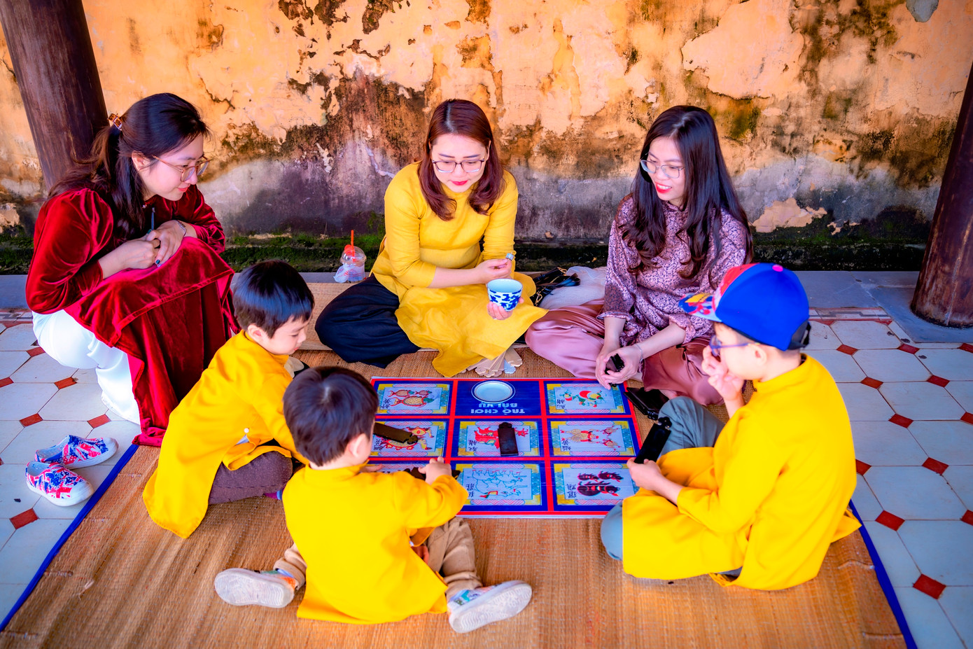 Trò chơi bài vụ. Ảnh: Đình Hoàng