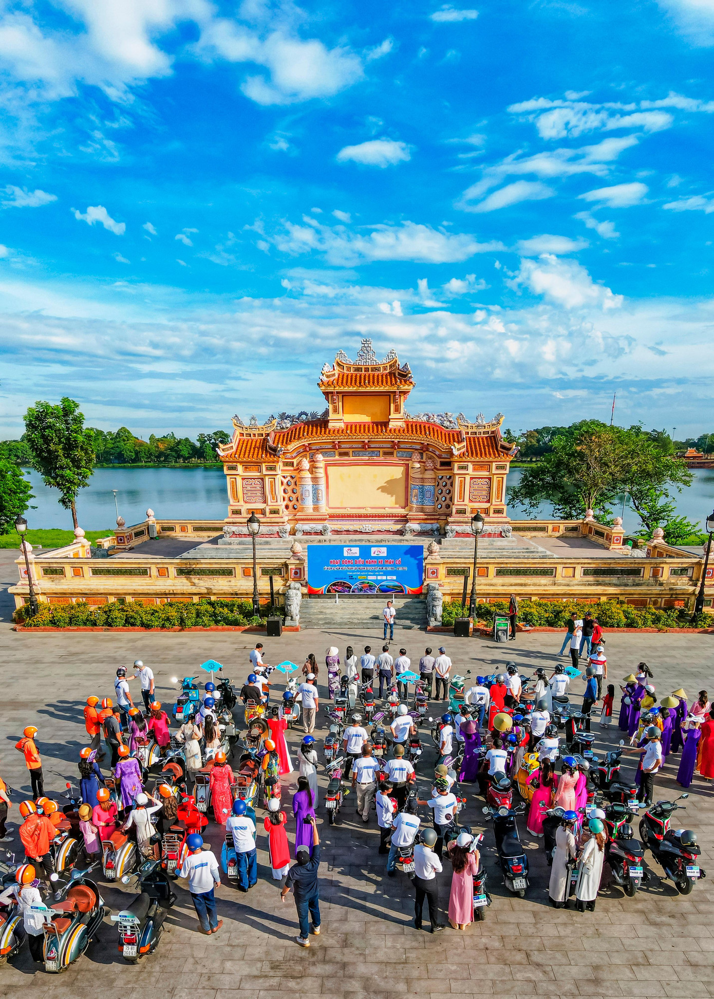 Xuất phát từ sân phía trước Đài tưởng niệm chiến sĩ trận vong (đối diện cổng Trường Quốc học Huế), đoàn diễu hành theo lộ trình tuyến đường liên quan đến bối cảnh bộ phim “Em và Trịnh”.