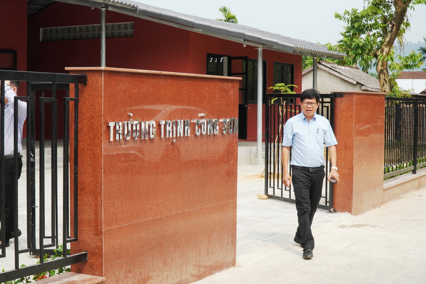 Theo thầy giáo Trần Văn Phúc - Giám đốc Trung tâm GDNN-GDTX huyện Nam Đông, điểm trường Trịnh Công Sơn từng là Trường mầm non xã Thượng Long, được xây dựng cách đây hơn 23 năm. Sau khi trường mầm non có cơ sở mới, nơi đây được giao cho Trung tâm GDNN-GDTX huyện tiếp quản, sử dụng. Mặc dù đã được đầu tư nâng cấp, sửa chữa, nhưng do các phòng học đã qua sử dụng nhiều năm bị xuống cấp, nên chưa đảm bảo yêu cầu dạy và học, đặc biệt là vào mùa mưa lũ. Theo thầy giáo Trần Văn Phúc - Giám đốc Trung tâm GDNN-GDTX huyện Nam Đông, điểm trường Trịnh Công Sơn từng là Trường mầm non xã Thượng Long, được xây dựng cách đây hơn 23 năm. Sau khi trường mầm non có cơ sở mới, nơi đây được giao cho Trung tâm GDNN-GDTX huyện tiếp quản, sử dụng. Mặc dù đã được đầu tư nâng cấp, sửa chữa, nhưng do các phòng học đã qua sử dụng nhiều năm bị xuống cấp, nên chưa đảm bảo yêu cầu dạy và học, đặc biệt là vào mùa mưa lũ.