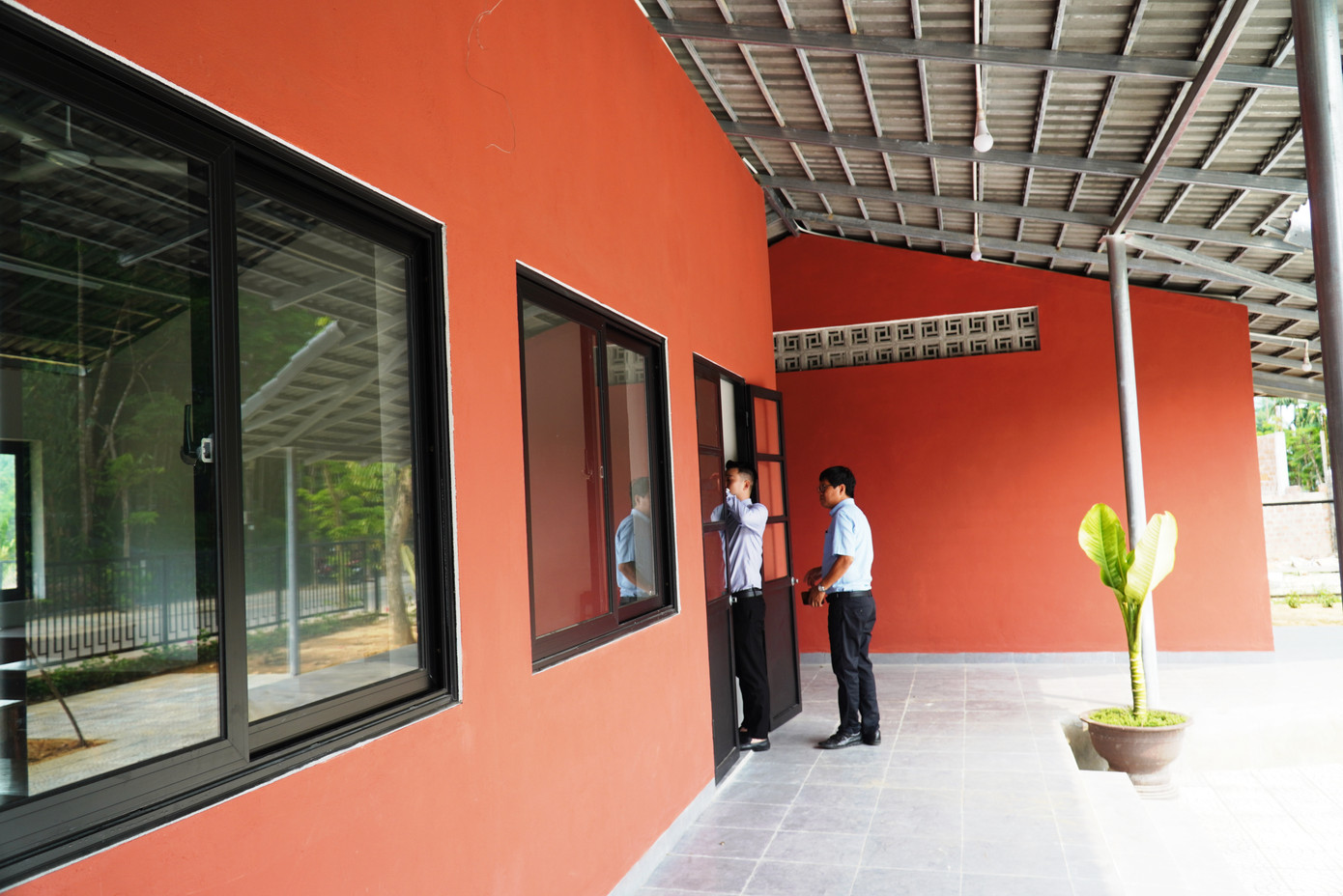 Đến nay, sau nhiều tháng khởi công xây dựng, điểm trường Trịnh Công Sơn tại xã Thượng Long đã cơ bản hoàn thành. Công trình dự kiến khánh thành, đưa vào phục vụ người dân, học sinh, giới trẻ địa phương vào cuối tháng 4. Đây là công trình thuộc quản lý của Trung tâm Giáo dục nghề nghiệp - Giáo dục thường xuyên (GDNN-GDTX) huyện Nam Đông. Đến nay, sau nhiều tháng khởi công xây dựng, điểm trường Trịnh Công Sơn tại xã Thượng Long đã cơ bản hoàn thành. Công trình dự kiến khánh thành, đưa vào phục vụ người dân, học sinh, giới trẻ địa phương vào cuối tháng 4. Đây là công trình thuộc quản lý của Trung tâm Giáo dục nghề nghiệp - Giáo dục thường xuyên (GDNN-GDTX) huyện Nam Đông.