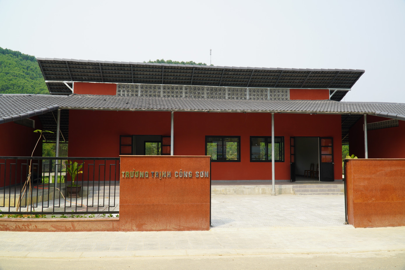 Ngoài ra, đây cũng là nơi tổ chức các hoạt động văn hóa văn nghệ, đặc biệt là đối với những ai yêu mến âm nhạc Trịnh Công Sơn. Thầy giáo Trần Văn Phúc cho biết thêm, vào tối 30/3, điểm trường này là nơi các câu lạc bộ, hội, nhóm yêu nhạc Trịnh của hai huyện Phú Lộc và Nam Đông từng tổ chức đêm nhạc tưởng nhớ 23 năm ngày mất nhạc sĩ Trịnh Công Sơn. Ngoài ra, đây cũng là nơi tổ chức các hoạt động văn hóa văn nghệ, đặc biệt là đối với những ai yêu mến âm nhạc Trịnh Công Sơn. Thầy giáo Trần Văn Phúc cho biết thêm, vào tối 30/3, điểm trường này là nơi các câu lạc bộ, hội, nhóm yêu nhạc Trịnh của hai huyện Phú Lộc và Nam Đông từng tổ chức đêm nhạc tưởng nhớ 23 năm ngày mất nhạc sĩ Trịnh Công Sơn.