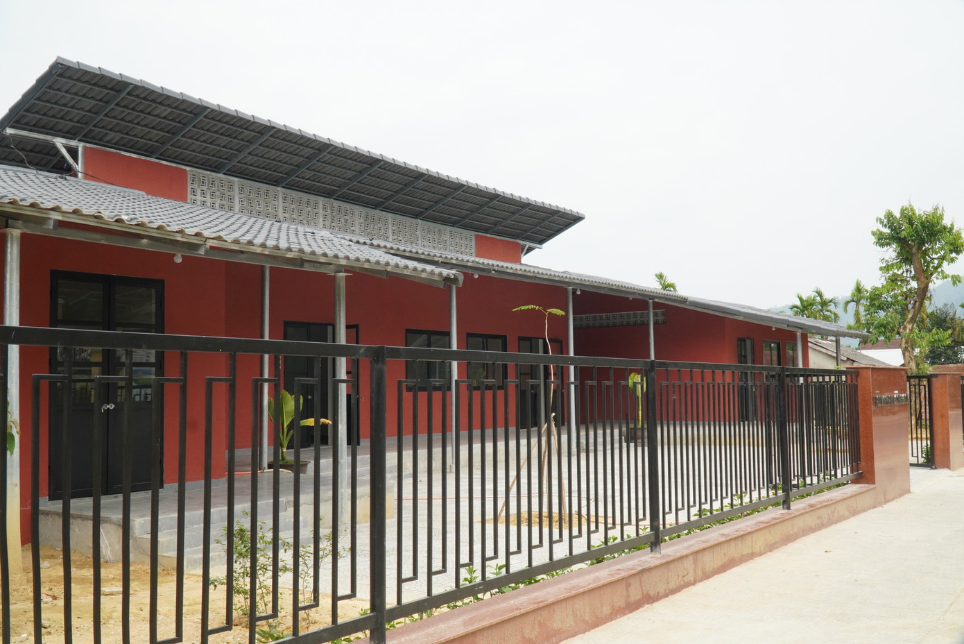 Công trình có tổng diện tích khoảng 500 m2, xây dựng trong khuôn viên đất rộng hơn 1.000 m2 từng là Trường mầm non Thượng Long, gồm 3 phòng học rộng 250 m2, 1 phòng giáo viên, 1 hành lang có mái che, khu nhà vệ sinh và 250 m2 sân bê tông. Công trình có tổng diện tích khoảng 500 m2, xây dựng trong khuôn viên đất rộng hơn 1.000 m2 từng là Trường mầm non Thượng Long, gồm 3 phòng học rộng 250 m2, 1 phòng giáo viên, 1 hành lang có mái che, khu nhà vệ sinh và 250 m2 sân bê tông.