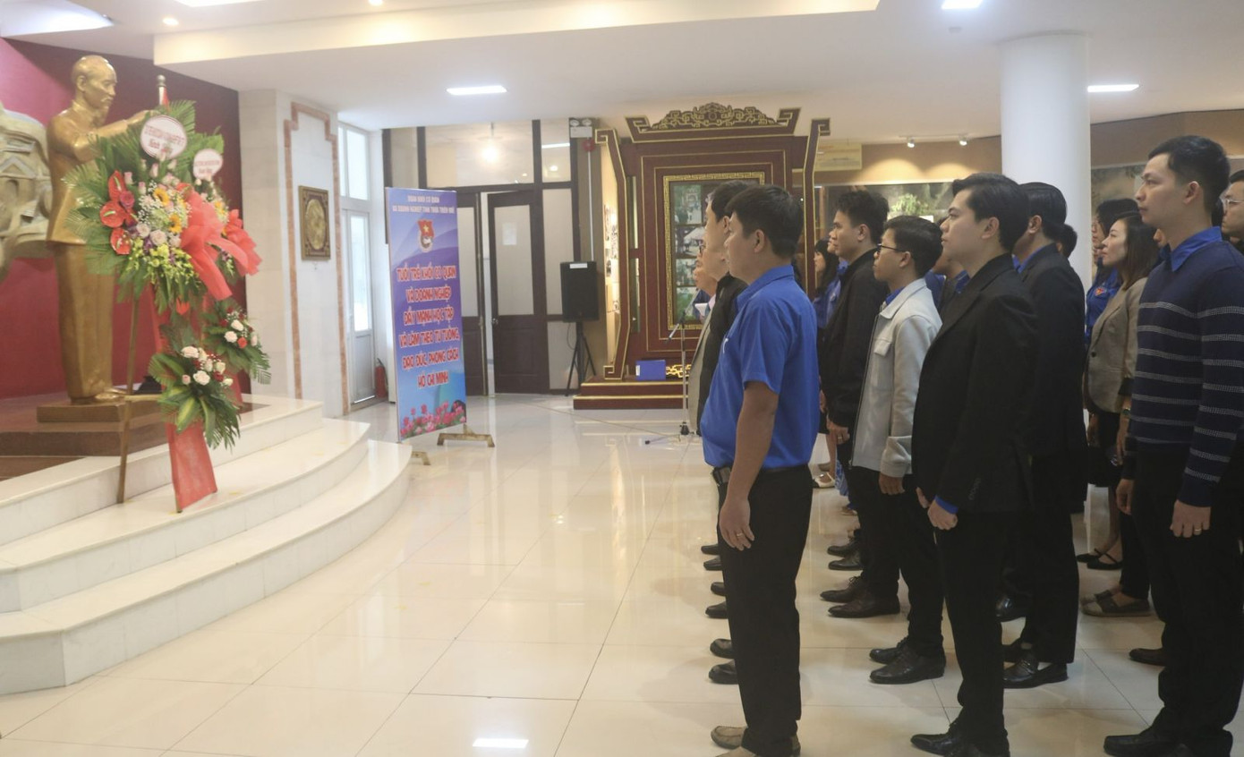 Dâng hoa, báo công tại Bảo tàng Hồ Chí Minh chi nhánh Huế. Ảnh: M.N