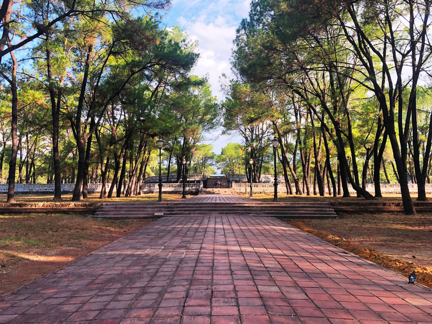 Đây là nơi nhà vua làm lễ tế trời (tế Giao). Lễ tế Nam Giao là nghi lễ quan trọng bậc nhất dưới chế độ quân chủ, vì chỉ nhà vua mới có quyền làm lễ tế Giao, tức là tế Trời Đất, nhằm khẳng định tính chính thống của triều đại, uy quyền của Hoàng đế tuân theo mệnh trời mà cai trị dân chúng. Trong ảnh: Ba tầng chính của ngôi đàn nhìn từ xa