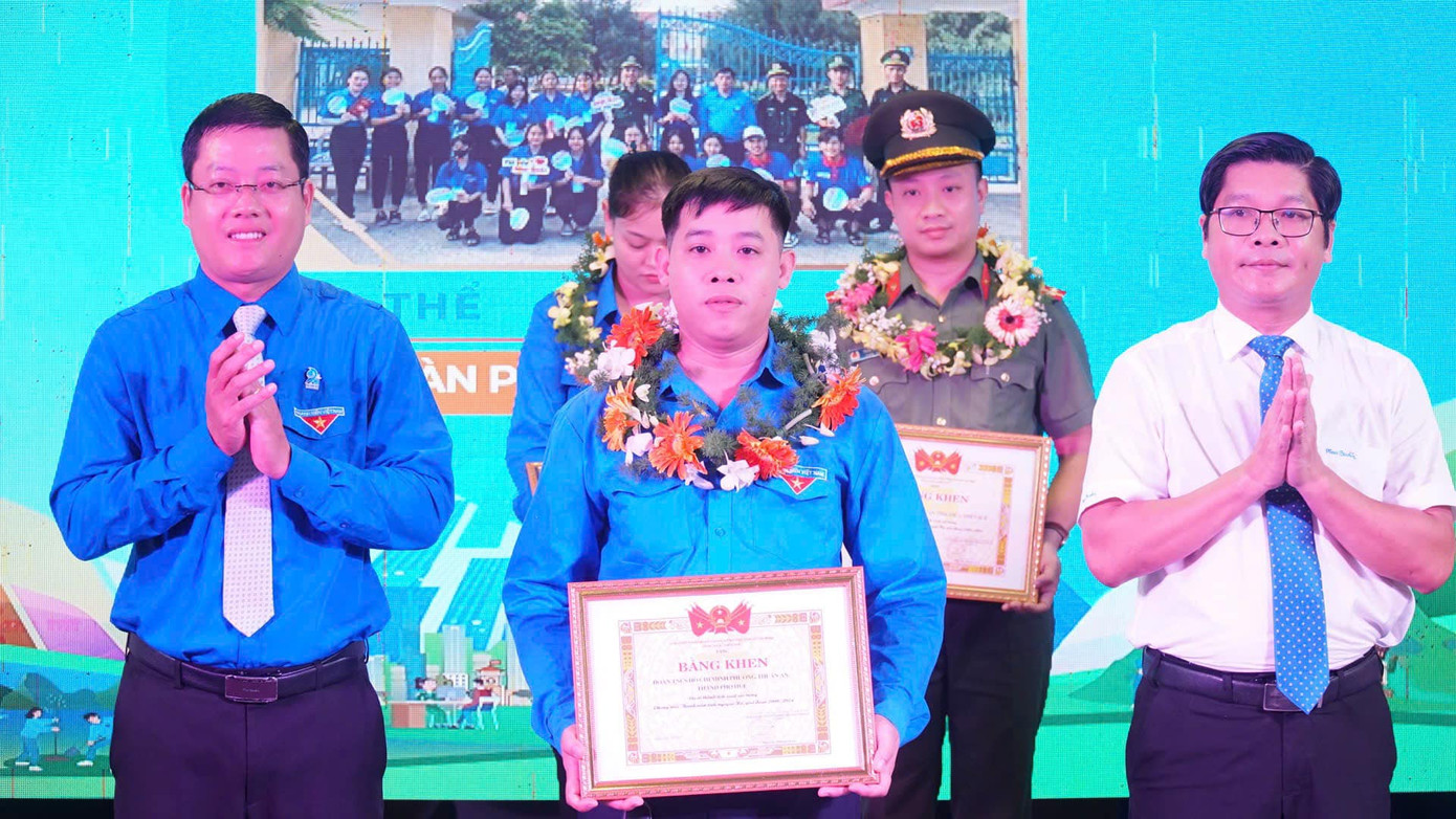 Tặng bằng khen cho 11 tập thể và 17 cá nhân có những thành tích xuất sắc thực hiện chiến dịch thanh niên tình nguyện hè giai đoạn vừa qua tại TT-Huế