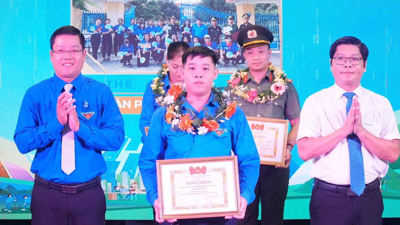 Tặng bằng khen cho 11 tập thể và 17 cá nhân có những thành tích xuất sắc thực hiện chiến dịch thanh niên tình nguyện hè giai đoạn vừa qua tại TT-Huế