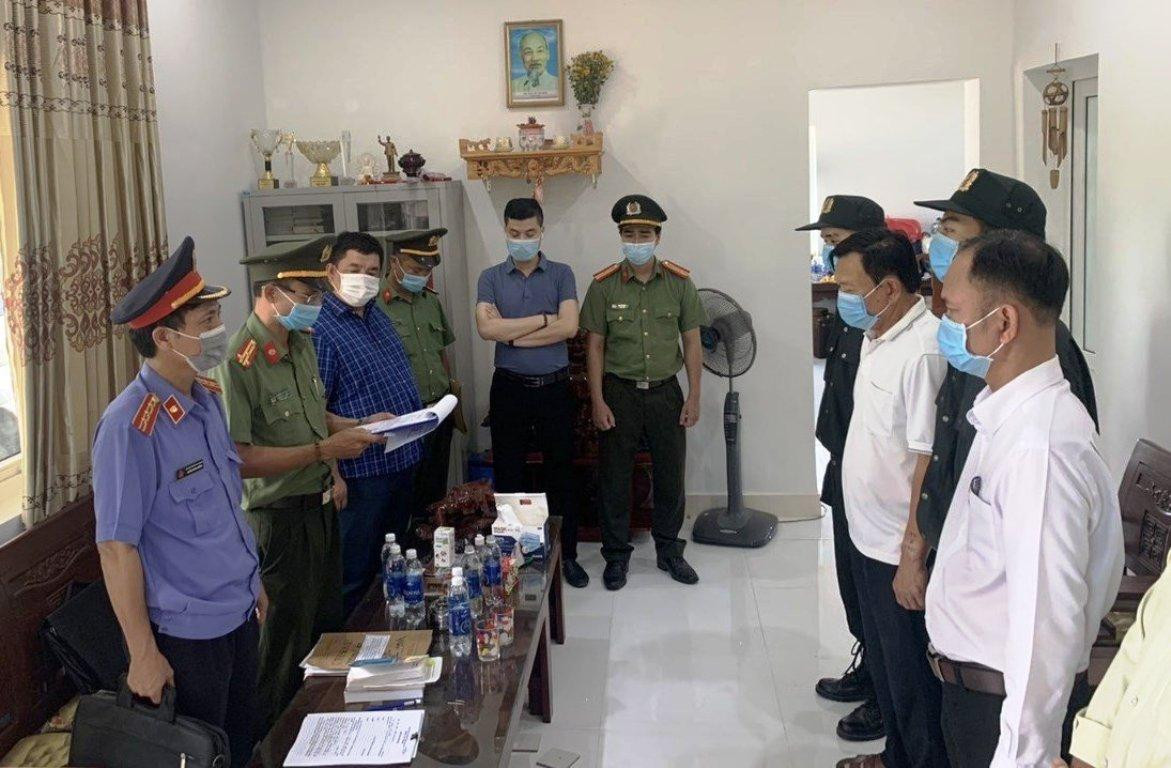 Đỗ Chí Thành (áo trắng, thứ 3 từ phải sang) - cựu giám đốc Cảng hàng không quốc tế Phú Bài, đã bị bắt tạm giam về hành vi tham ô tài sản