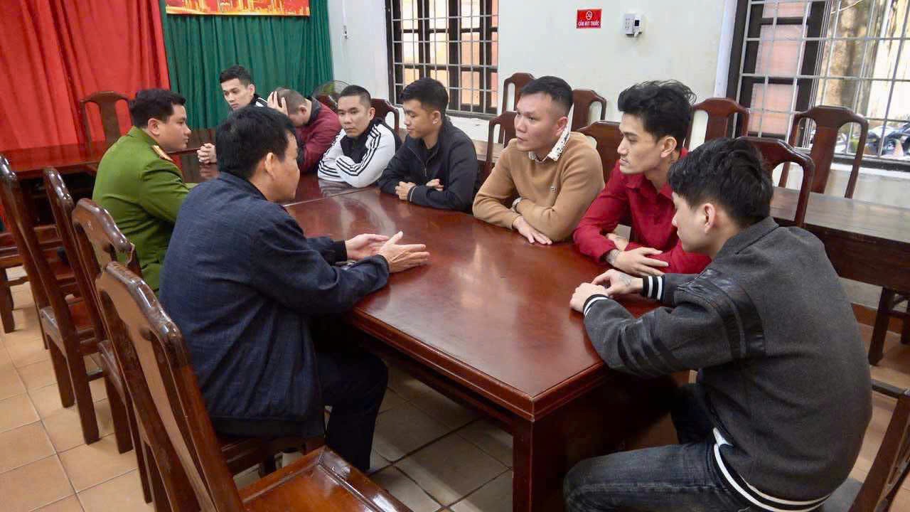 Cơ quan công an làm việc với 7 đối tượng liên quan vụ ẩu đả trước quán nhậu. Cơ quan công an làm việc với 7 đối tượng liên quan vụ ẩu đả trước quán nhậu.