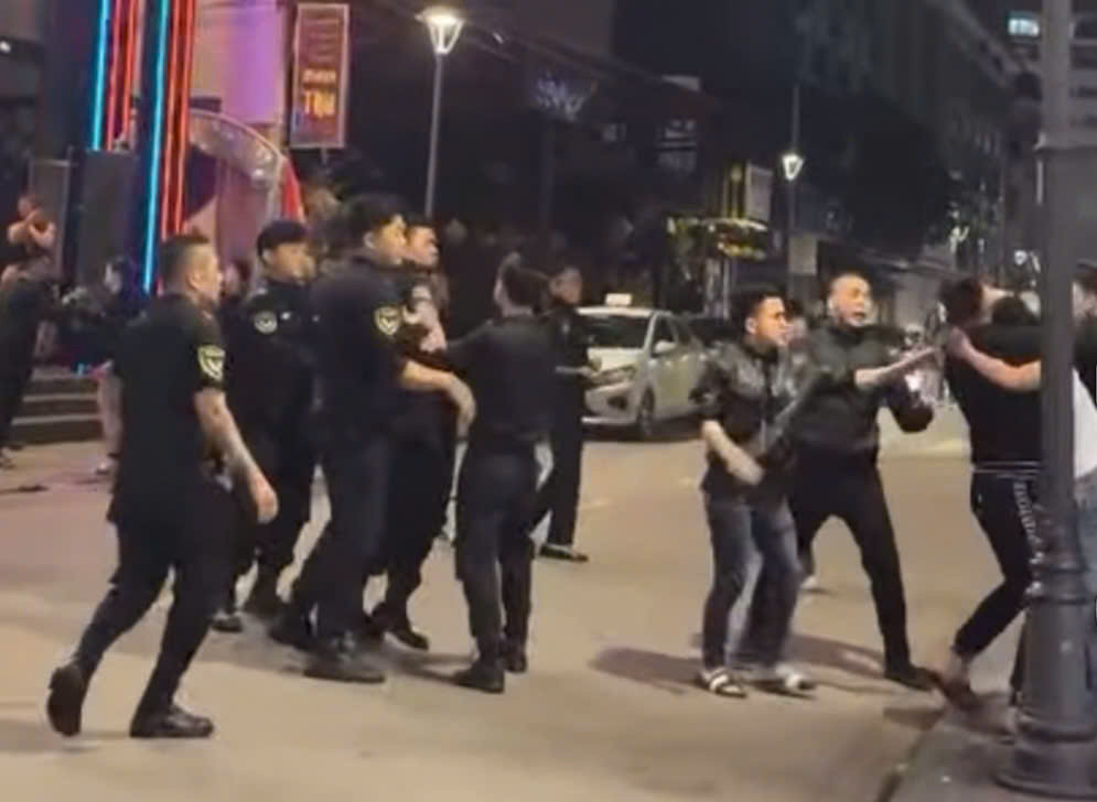 Hình ảnh xô xát, ẩu đả trước quán Quận 1 Beer Garden được camera ghi lại. Ảnh cắt từ clip Hình ảnh xô xát, ẩu đả trước quán Quận 1 Beer Garden được camera ghi lại. Ảnh cắt từ clip