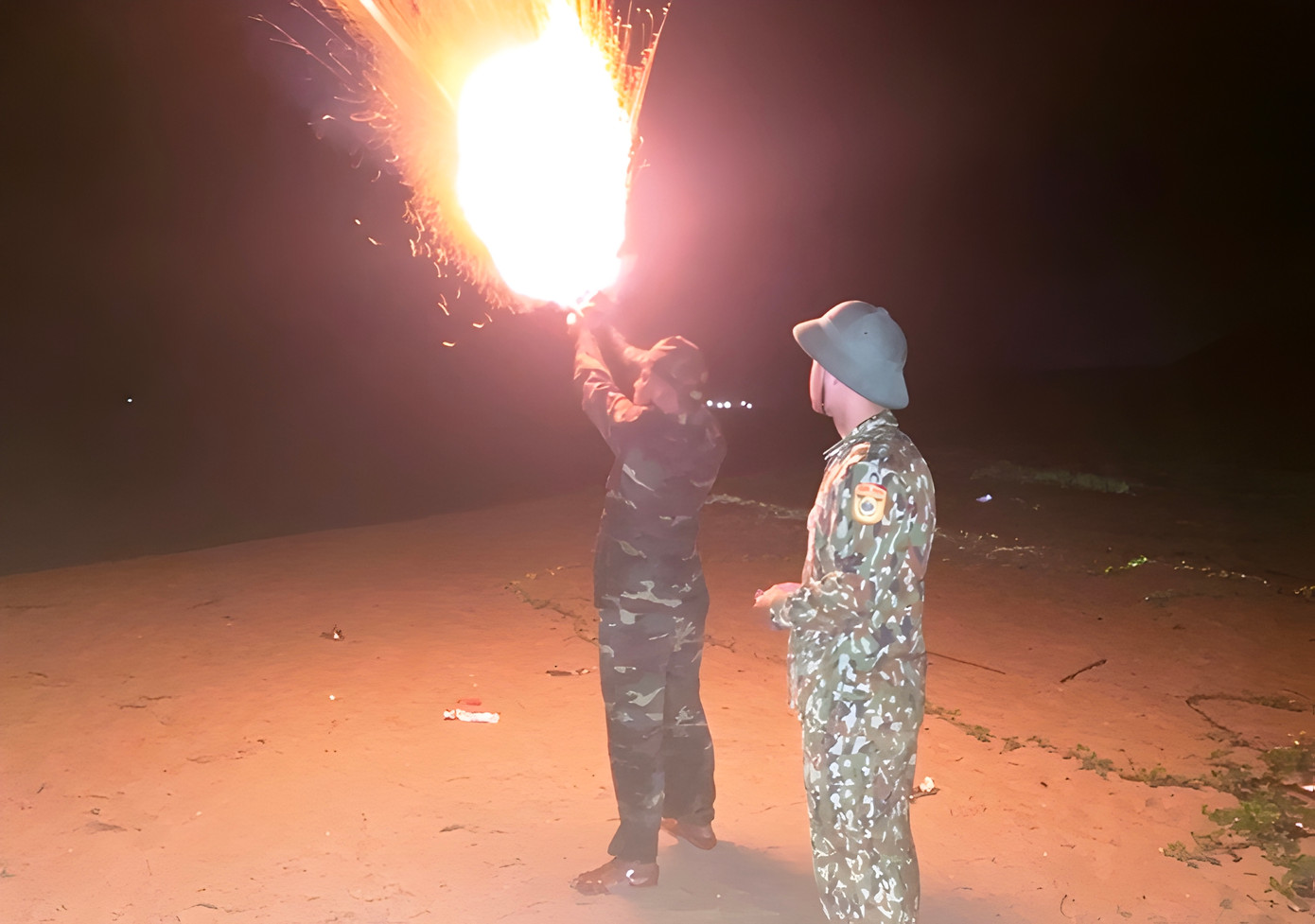 Các đồn biên phòng tuyến biển TT-Huế sẽ đồng loạt bắn pháo hiệu cảnh báo áp thấp nhiệt đới nguy hiểm từ tối 17/10. Các đồn biên phòng tuyến biển TT-Huế sẽ đồng loạt bắn pháo hiệu cảnh báo áp thấp nhiệt đới nguy hiểm từ tối 17/10.