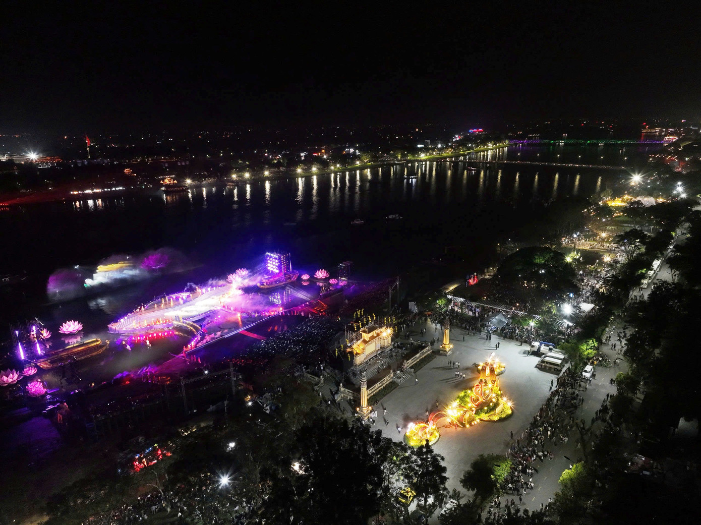 Trên sân khấu bán thực cảnh độc đáo lắp đặt nổi trên sông Hương lần đầu được “trình làng”, với những thiết kế âm thanh, ánh sáng đặc biệt, chương trình nghệ thuật lễ khai mạc mang tên Lời tự tình dòng sôngđược chia thành ba chương: Huyền sử một dòng sông, Những dòng sông hội tụ và Dòng chảy mới của những con sông. Ảnh: Đình Hoàng.