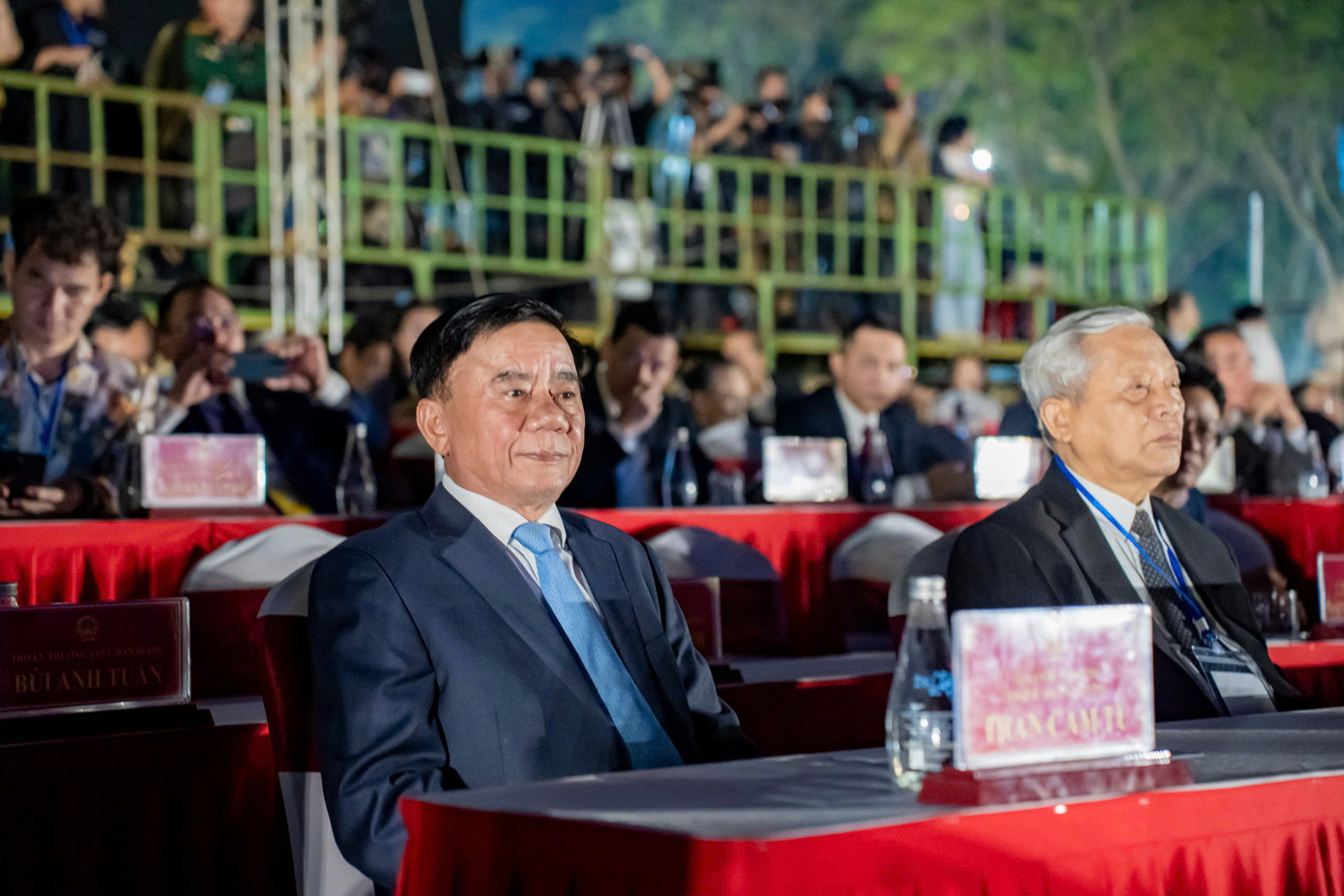 Dự lễ khai mạc có Ủy viên Bộ Chính trị, Thường trực Ban Bí thư Trần Cẩm Tú; Phó Thủ tướng Chính phủ Mai Văn Chính; Phó Chủ tịch Quốc hội Vũ Hồng Thanh; Bộ trưởng Bộ Văn hóa, Thể thao và Du lịch Nguyễn Văn Hùng và đại diện các bộ, ban, ngành Trung ương, lãnh đạo thành phố Huế, cùng đông đảo người dân địa phương và du khách. Ảnh: Đình Hoàng.