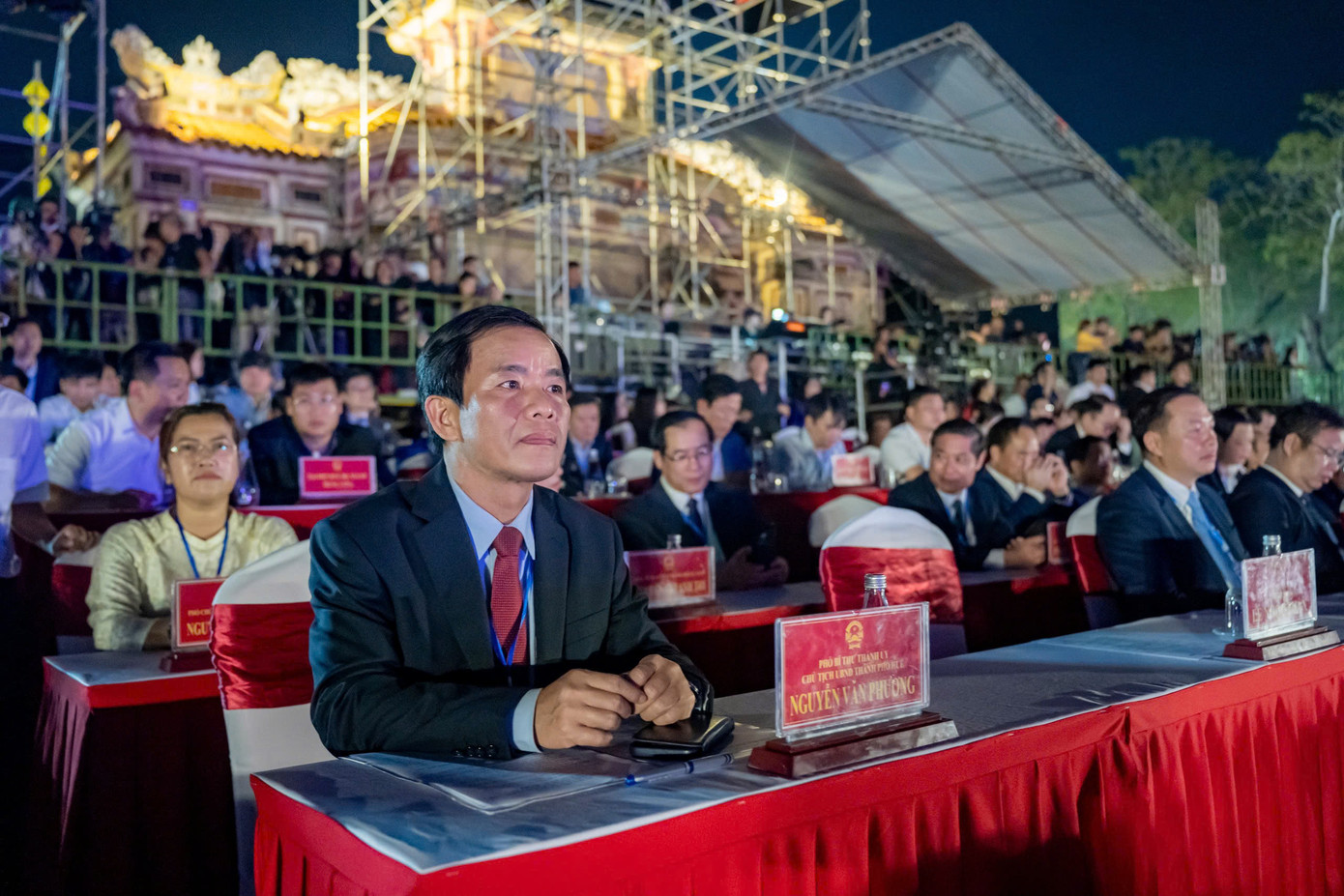 Dự lễ khai mạc có Ủy viên Bộ Chính trị, Thường trực Ban Bí thư Trần Cẩm Tú; Phó Thủ tướng Chính phủ Mai Văn Chính; Phó Chủ tịch Quốc hội Vũ Hồng Thanh; Bộ trưởng Bộ Văn hóa, Thể thao và Du lịch Nguyễn Văn Hùng và đại diện các bộ, ban, ngành Trung ương, lãnh đạo thành phố Huế, cùng đông đảo người dân địa phương và du khách. Ảnh: Đình Hoàng.