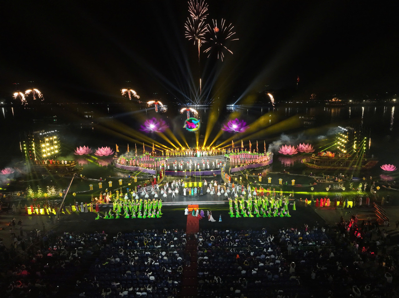 Tối 25/3, tại sân khấu nổi trên sông Hương (quận Thuận Hóa, thành phố Huế) diễn ra lễ khai mạc Năm Du lịch quốc gia - Huế 2025, với chủ đề Huế - Kinh đô xưa, vận hội mới. Sự kiện do Bộ Văn hóa - Thể thao &amp; Du lịch và UBND thành phố Huế phối hợp tổ chức. Đây là thời cơ, vận hội mới để Huế phát triển kinh tế du lịch, dịch vụ, quảng bá di sản văn hóa Cố đô, khẳng định vị thế, hình ảnh du lịch đặc sắc của địa phương trên bản đồ du lịch quốc gia và quốc tế. Ảnh: Đình Hoàng.