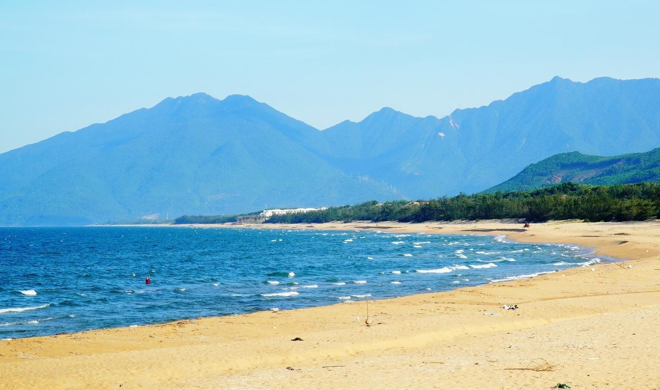 Vùng biển Lăng Cô (huyện Phú Lộc, tỉnh TT-Huế) là một trong những nơi được chọn để thực hiện dự án phục hồi, tái tạo nguồn lợi thủy sản. Ảnh: N.V