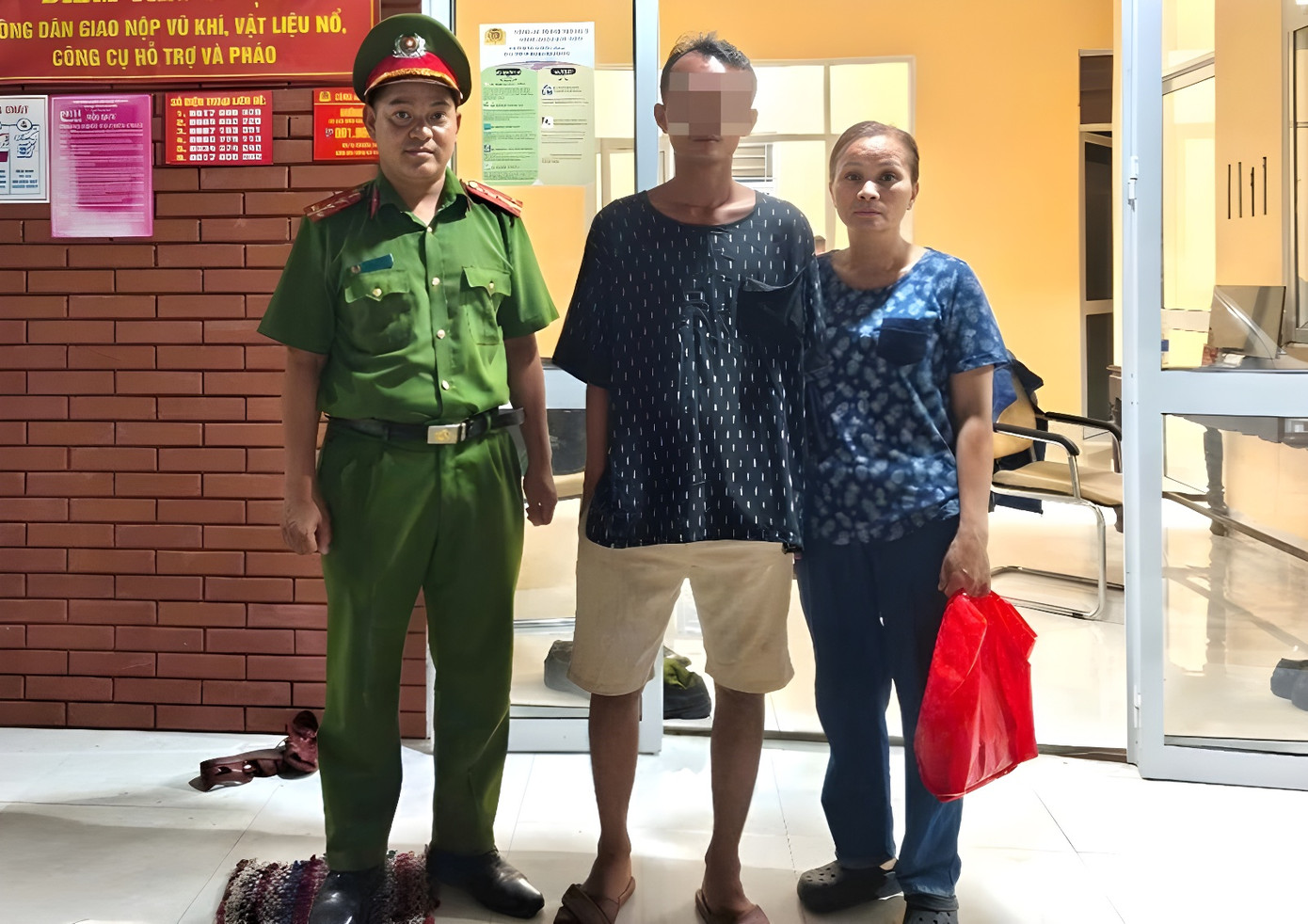 Anh H.N.H (giữa) được lực lượng công an tại Huế cứu giúp khi đi lạc và suy kiệt sức khỏe trong một khu rừng vắng. Anh H.N.H (giữa) được lực lượng công an tại Huế cứu giúp khi đi lạc và suy kiệt sức khỏe trong một khu rừng vắng.