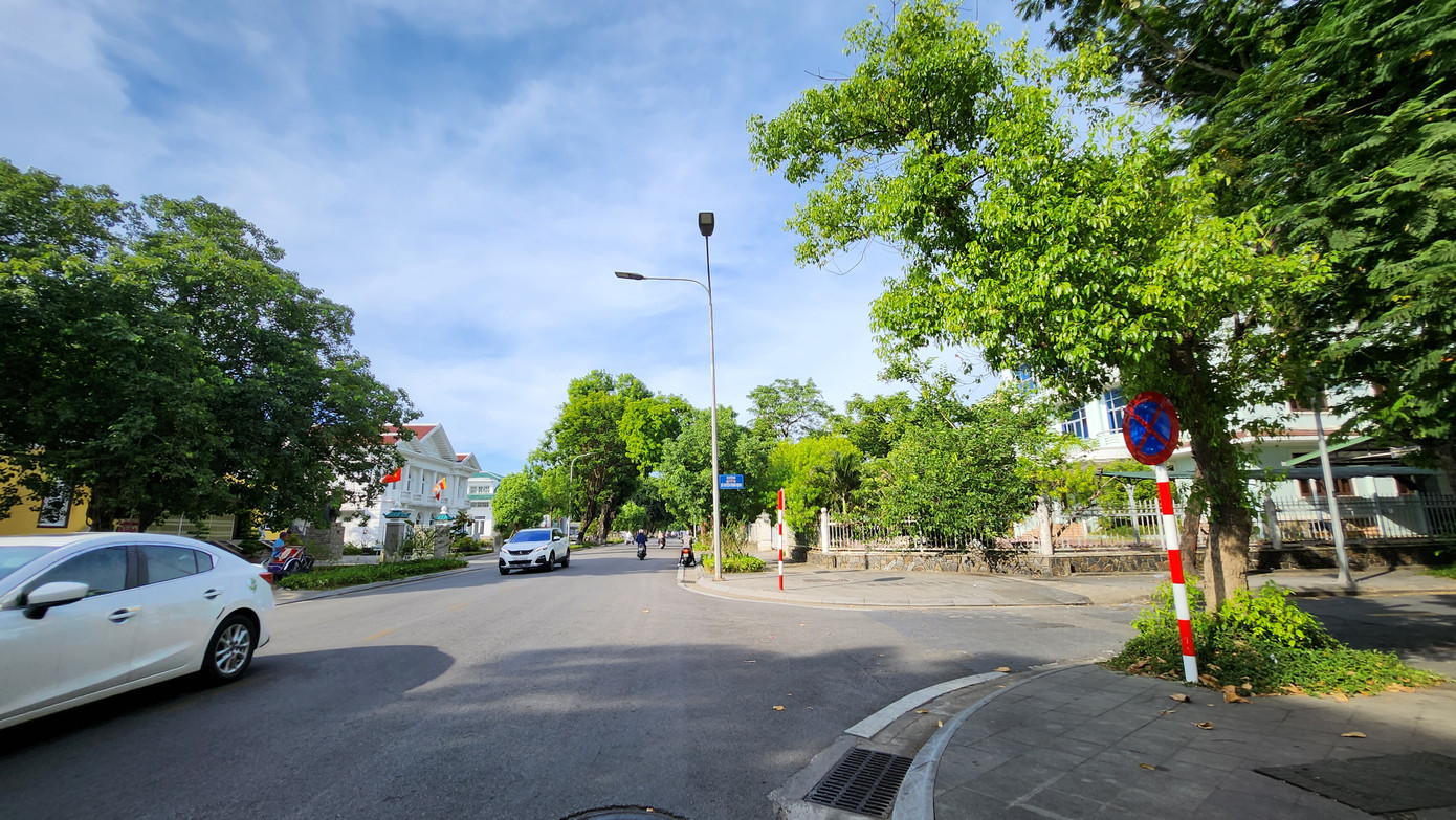 Theo đề án của UBND tỉnh TT-Huế, loạt công sở kể trên dời đến nơi làm việc mới nhằm tạo quỹ đất thu hút, kêu gọi đầu tư thực hiện các dự án khu phức hợp khách sạn, thương mại, dịch vụ chất lượng cao xứng tầm với vị trí “đất vàng” đắc địa nhất tỉnh TT-Huế.