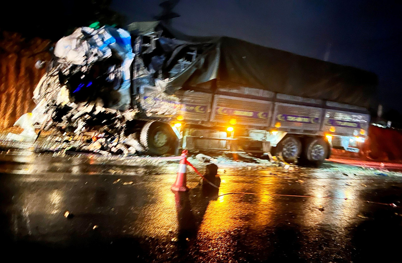 Vụ tai nạn làm 2 người chết, 13 người bị thương. Vụ tai nạn làm 2 người chết, 13 người bị thương.