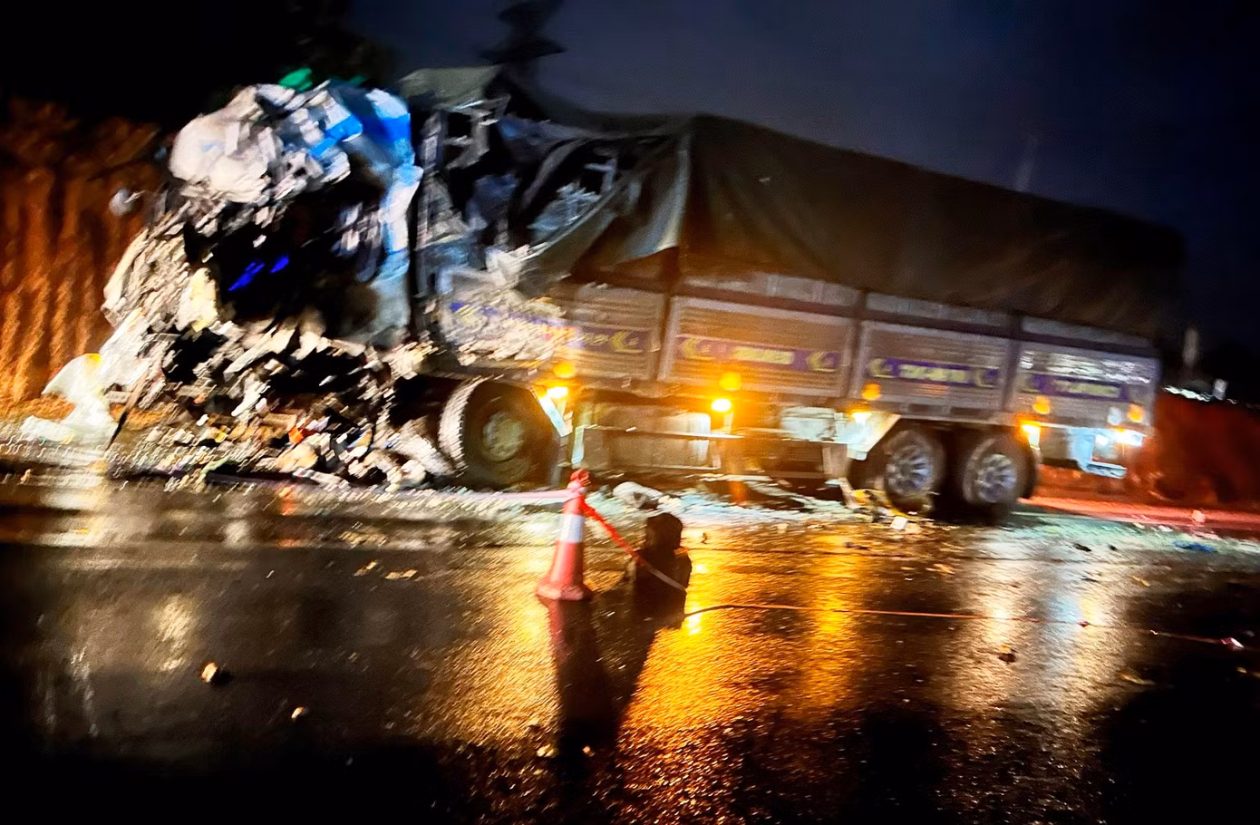 Vụ tai nạn làm 2 người chết, 13 người bị thương.