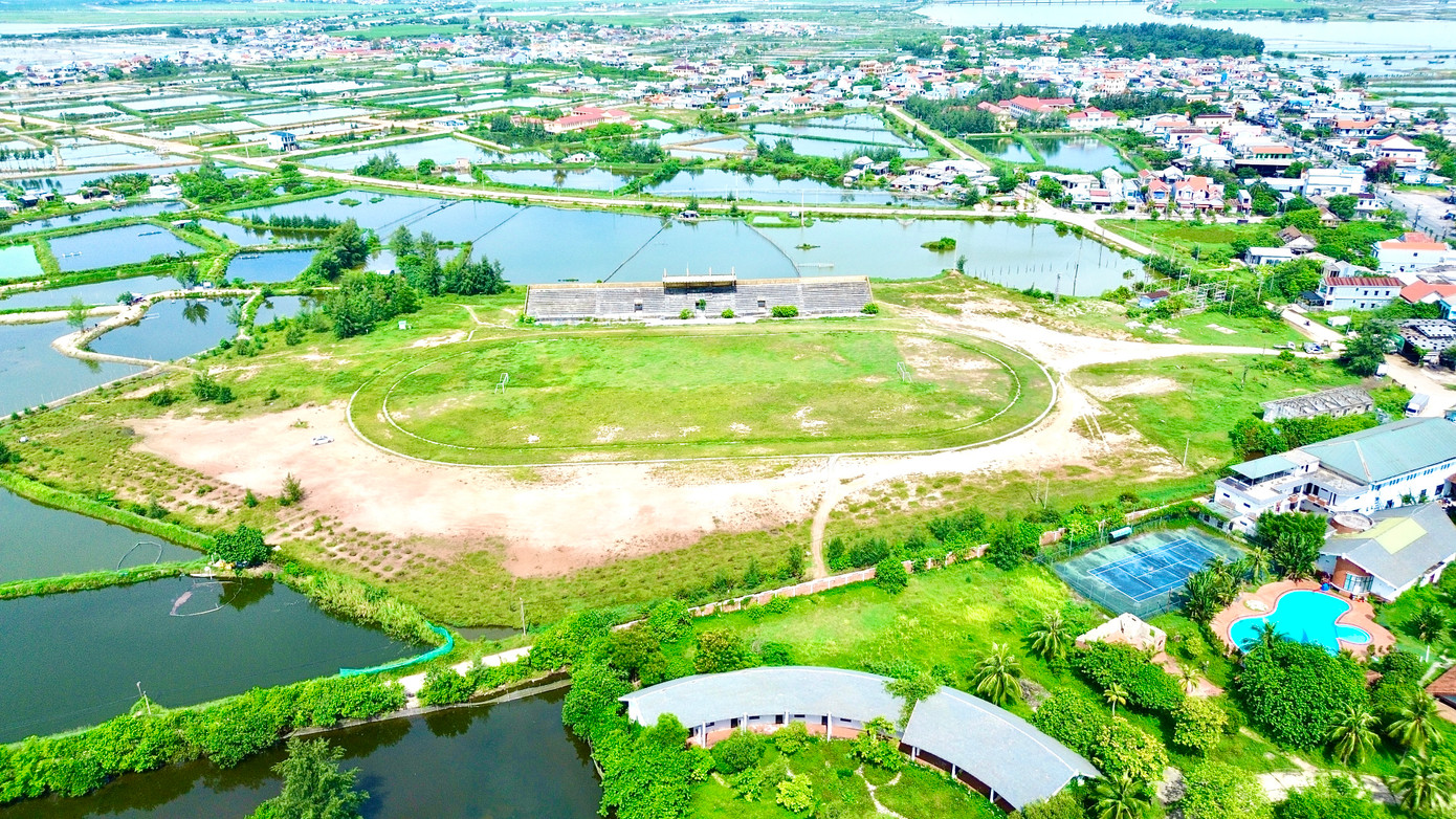 Dự án Trung tâm VHTT Thuận An (giai đoạn 1) được Chủ tịch UBND tỉnh Thừa Thiên Huế (cũ) phê duyệt vào tháng 10/2012, với tổng mức đầu tư 21,5 tỷ đồng (trong đó phần lớn từ ngân sách tỉnh). Mục tiêu dự án nhằm bổ sung hạ tầng văn hóa - thể thao thiết yếu cho thị trấn Thuận An (huyện Phú Vang cũ), đồng thời góp phần chỉnh trang đô thị, đáp ứng nhu cầu sinh hoạt cộng đồng vùng ven biển.