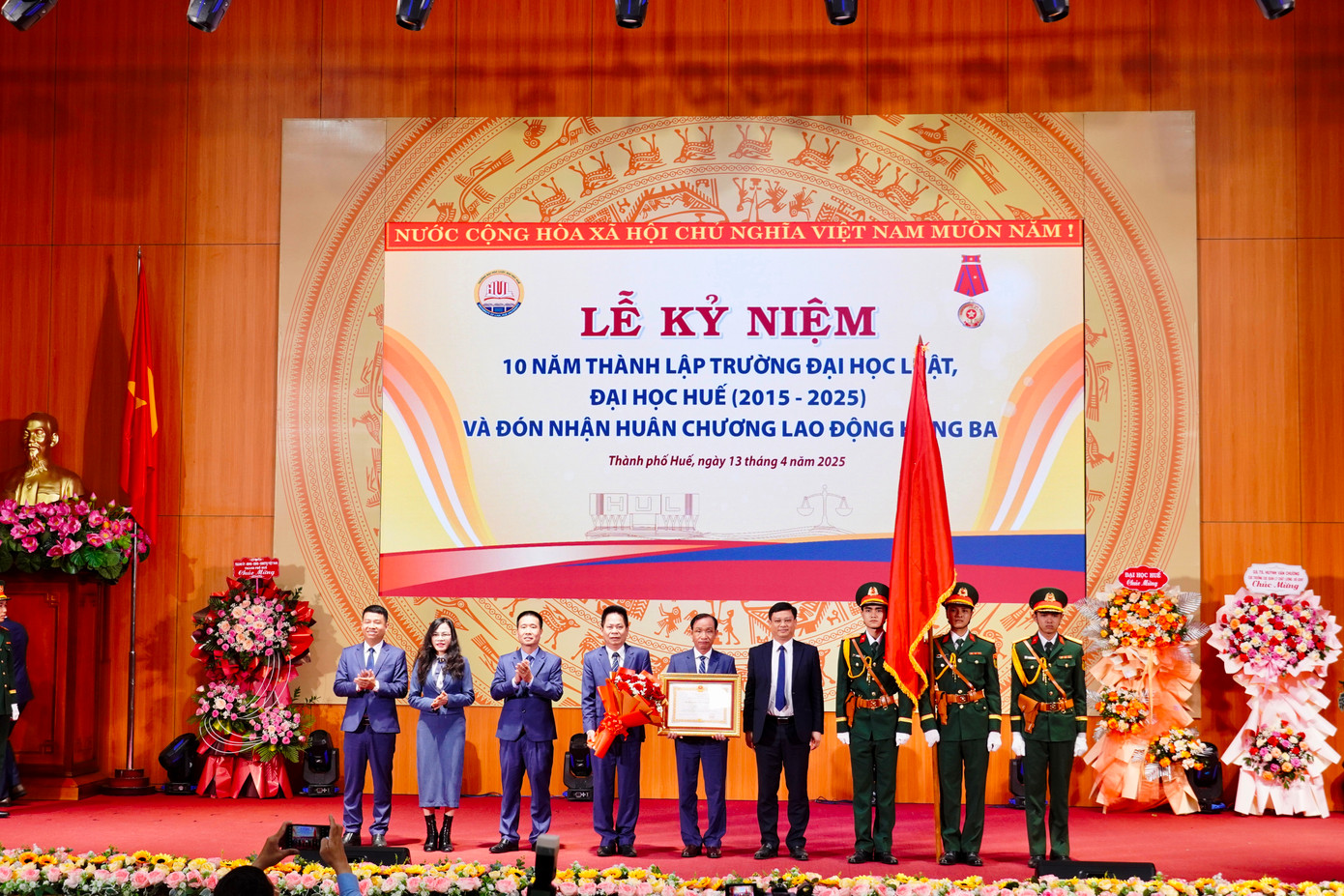 Trường ĐH Luật - ĐH Huế vinh dự đón nhận Huân chương Lao động hạng Ba do Chủ tịch nước trao tặng.