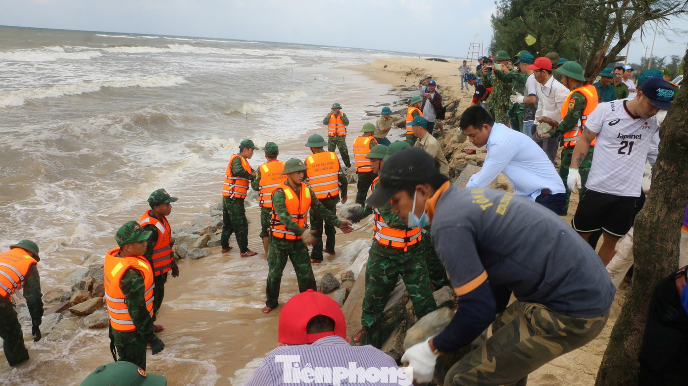 Trước tình trạng sạt lở bờ biển nghiêm trọng tại xã Phú Thuận và phường Thuận An, trong ngày 22/10, ông Hoàng Hải Minh - Phó Chủ tịch UBND tỉnh TT-Huế đã kiểm tra hiện trường và chỉ đạo lực lượng chức năng phối hợp chính quyền địa phương có phương án xử lý khẩn cấp.