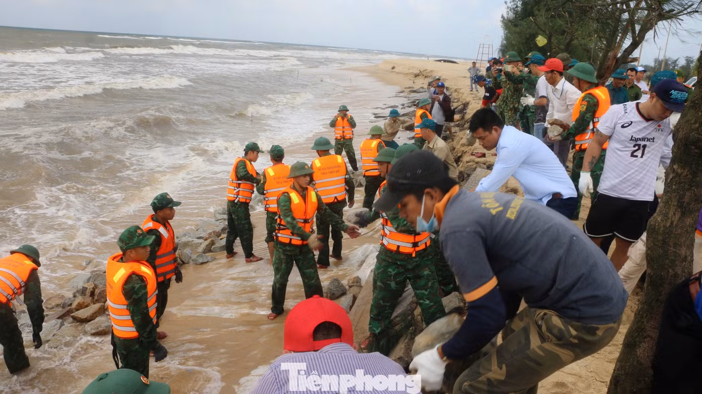Trước tình trạng sạt lở bờ biển nghiêm trọng tại xã Phú Thuận và phường Thuận An, trong ngày 22/10, ông Hoàng Hải Minh - Phó Chủ tịch UBND tỉnh TT-Huế đã kiểm tra hiện trường và chỉ đạo lực lượng chức năng phối hợp chính quyền địa phương có phương án xử lý khẩn cấp.