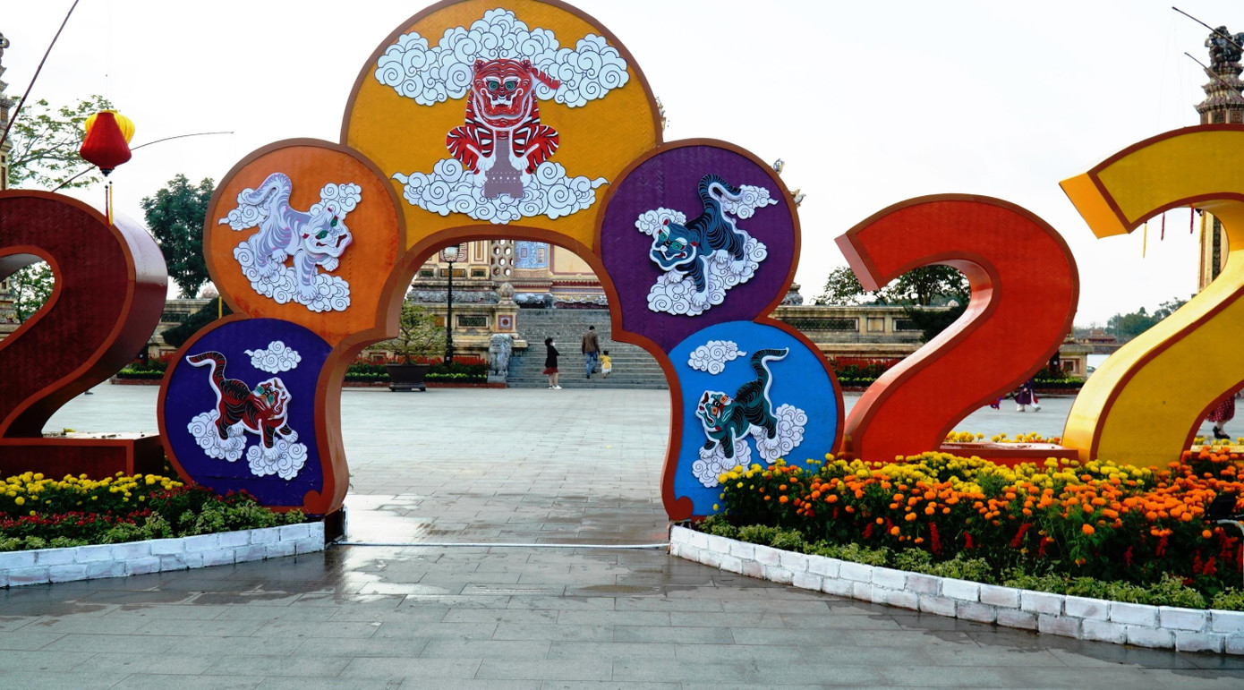 Một cụm linh vật hổ khác mang đậm hình tượng tín ngưỡng dân gian nằm đối diện cổng Trường Quốc học Huế.