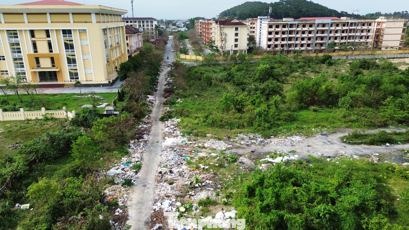 Rác thải đổ trộm dọc theo các trục đường của khu quy hoạch ĐH Huế. Rác thải đổ trộm dọc theo các trục đường của khu quy hoạch ĐH Huế.