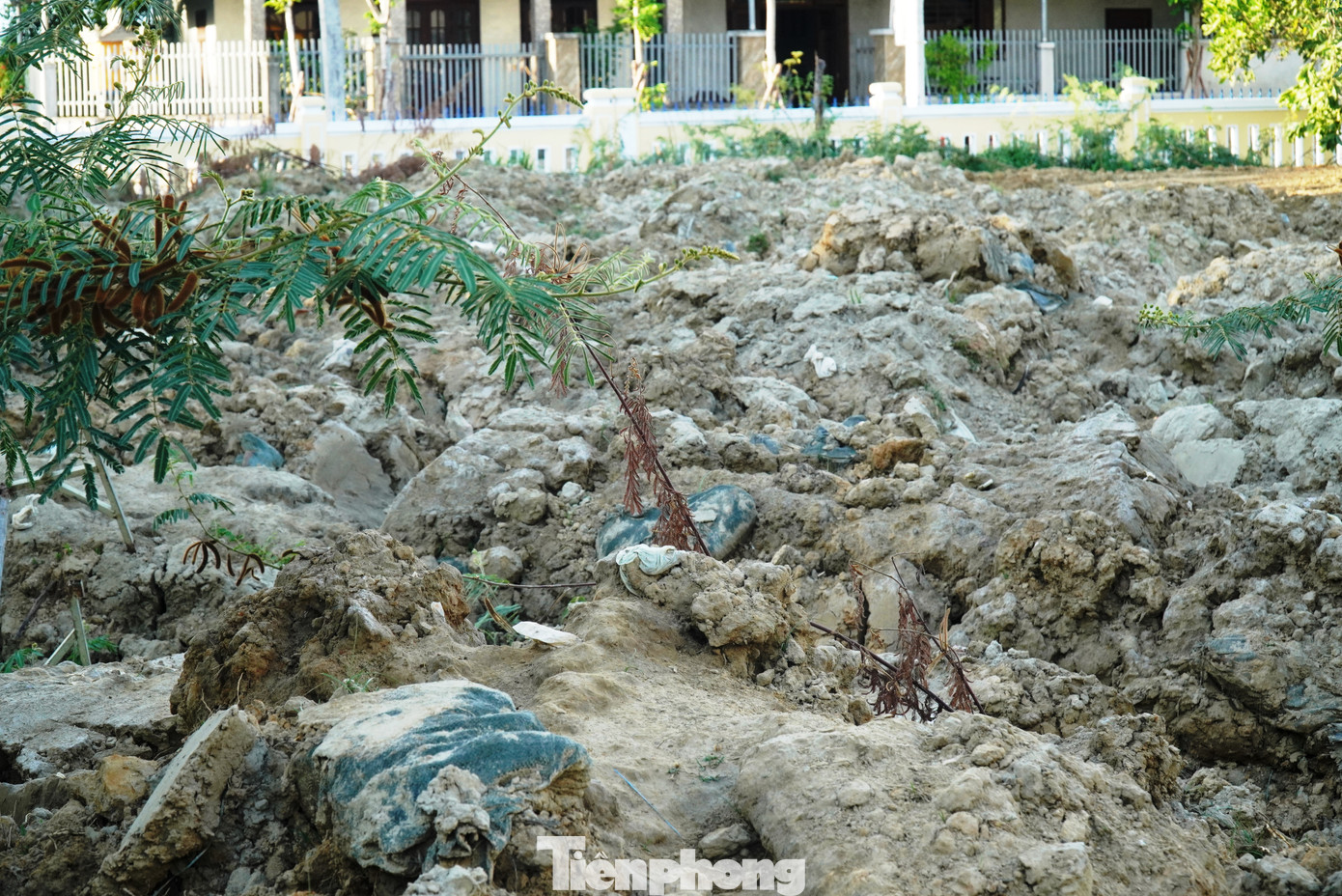 Vật chất đưa vào trường học đầy những bao bì ni lông chưa phân hủy, rác thải nhựa.