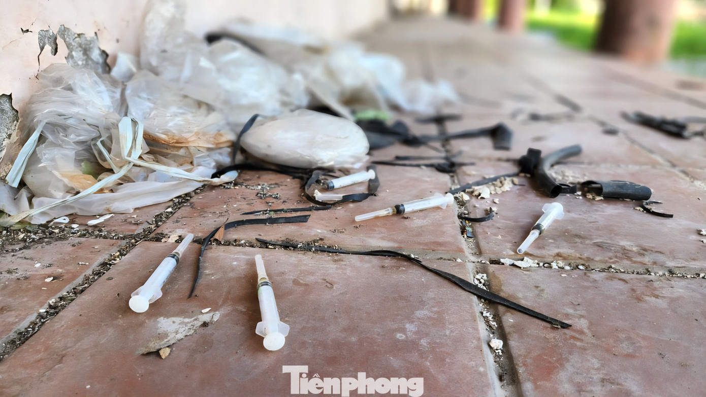 Tình trạng sử dụng tùy tiện trung tâm sau khi thu hồi mặt bằng trưng bày, khiến diện mạo nơi đây trở nên nhếch nhác, ảnh hưởng mỹ quan đô thị, tiềm ẩn nguy cơ ô nhiễm môi trường. Trung tâm từng là biểu tượng bảo tồn làng nghề, nhưng có thời gian là kho chứa hàng mã, trái cây tự phát, trở thành “bãi đáp” của tệ nạn xã hội giữa khu vực đông dân cư.