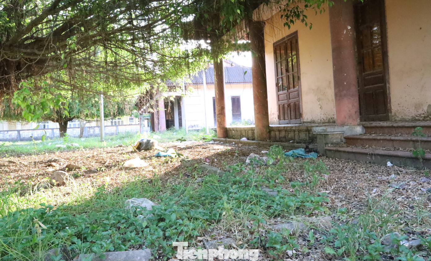 Tình trạng sử dụng tùy tiện trung tâm sau khi thu hồi mặt bằng trưng bày, khiến diện mạo nơi đây trở nên nhếch nhác, ảnh hưởng mỹ quan đô thị, tiềm ẩn nguy cơ ô nhiễm môi trường. Trung tâm từng là biểu tượng bảo tồn làng nghề, nhưng có thời gian là kho chứa hàng mã, trái cây tự phát, trở thành “bãi đáp” của tệ nạn xã hội giữa khu vực đông dân cư.