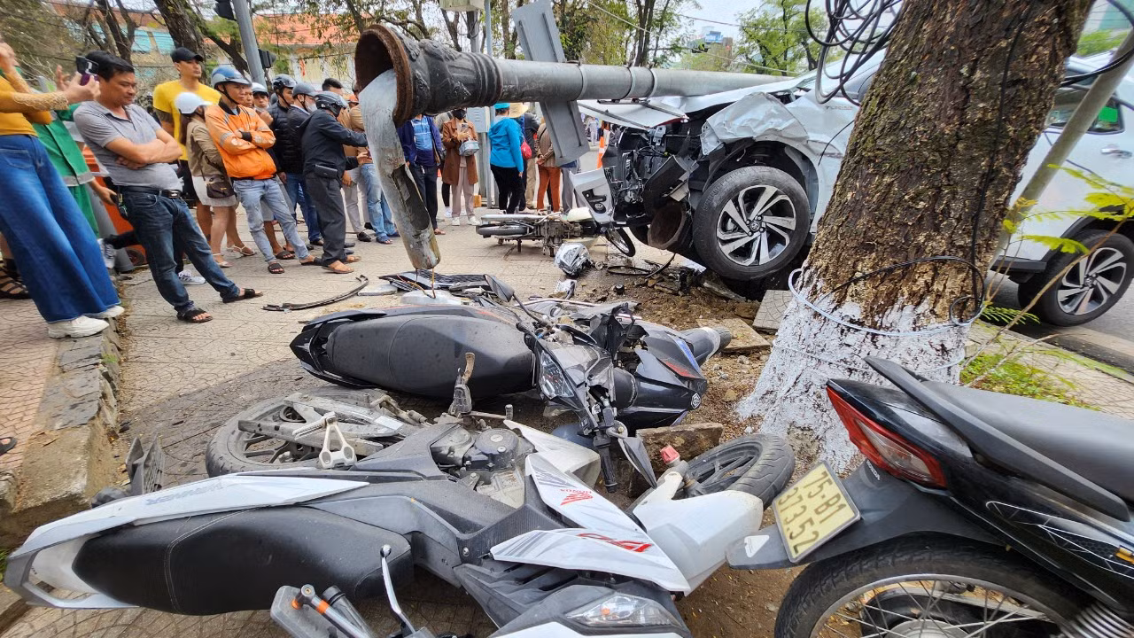 Không dừng lại ở đó, chiếc Toyota Raize lao nhanh ra giao lộ Nguyễn Huệ - Phan Bội Châu (phường Vĩnh Ninh, thuộc nội đô thành phố Huế), xoay vòng đổi hướng sang phía phải rồi tông gãy cột đèn, leo lên vỉa hè ủi bay thêm 3 xe gắn máy đang đỗ tại đây. Trong ảnh: Xe máy bị tông đổ ngổn ngang sau cú leo lề của xe "điên" Toyota Raize. Không dừng lại ở đó, chiếc Toyota Raize lao nhanh ra giao lộ Nguyễn Huệ - Phan Bội Châu (phường Vĩnh Ninh, thuộc nội đô thành phố Huế), xoay vòng đổi hướng sang phía phải rồi tông gãy cột đèn, leo lên vỉa hè ủi bay thêm 3 xe gắn máy đang đỗ tại đây. Trong ảnh: Xe máy bị tông đổ ngổn ngang sau cú leo lề của xe "điên" Toyota Raize.