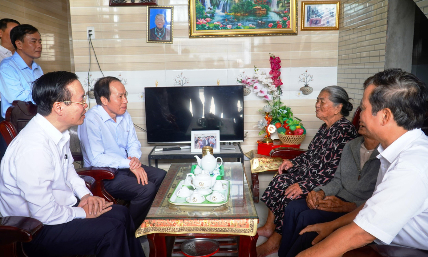 Thường trực Ban Bí thư Võ Văn Thưởng và lãnh đạo tỉnh TT-Huế thăm hỏi, động viên người dân tái định cư Hương Sơ di dời về từ khu vực Kinh thành Huế. Thường trực Ban Bí thư Võ Văn Thưởng và lãnh đạo tỉnh TT-Huế thăm hỏi, động viên người dân tái định cư Hương Sơ di dời về từ khu vực Kinh thành Huế.