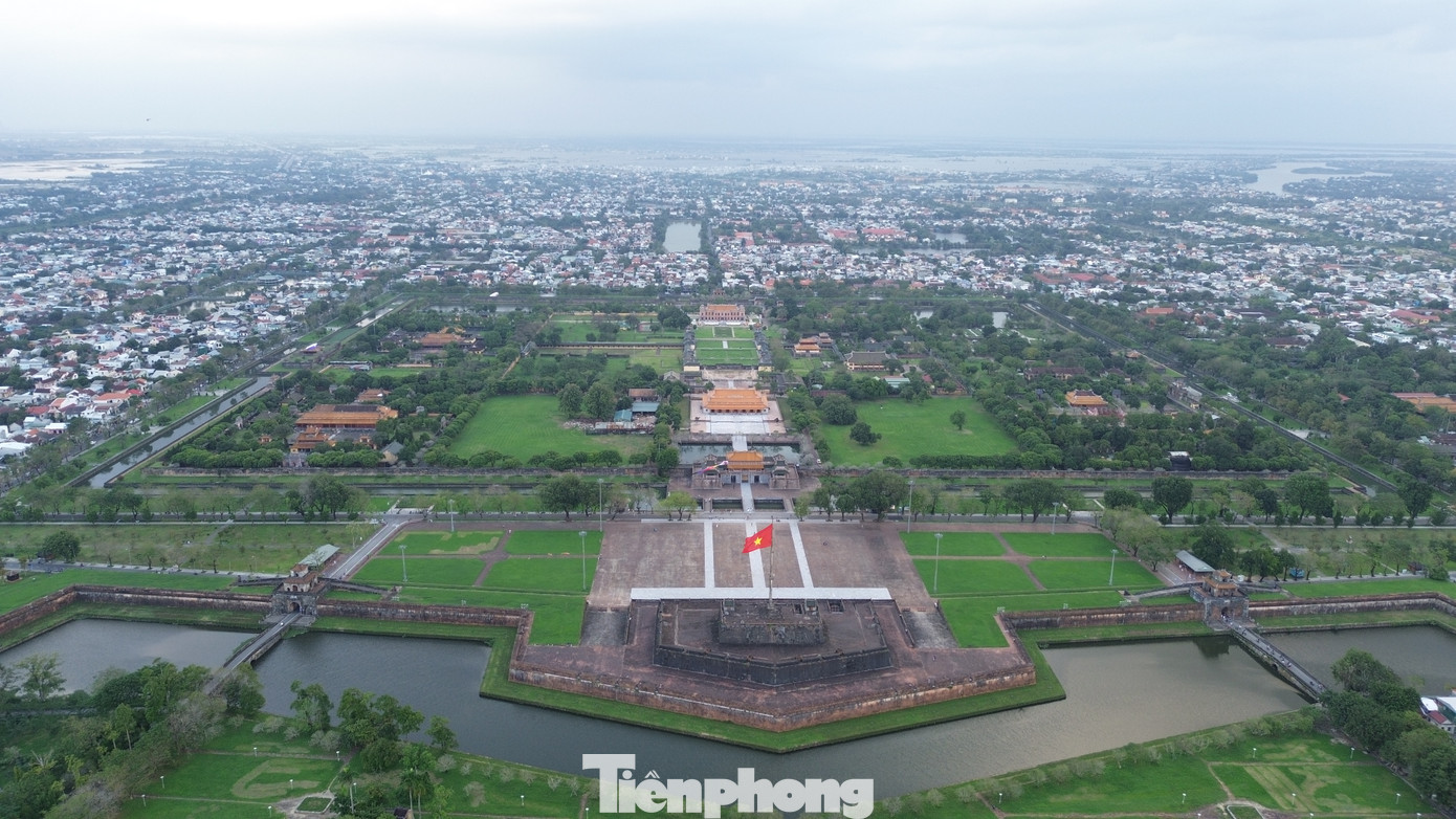 Theo đó, đối với các quận thuộc thành phố Huế trực thuộc Trung ương, thành lập quận Phú Xuân trên cơ sở một phần diện tích tự nhiên và quy mô dân số của thành phố Huế (trực thuộc tỉnh). Quận Phú Xuân có diện tích tự nhiên gần 130 km2, quy mô dân số hơn 200.000 người; gồm 13 phường nằm phía bắc sông Hương là An Hòa, Đông Ba, Gia Hội, Hương An, Hương Long, Hương Sơ, Hương Vinh, Kim Long, Long Hồ, Phú Hậu, Tây Lộc, Thuận Hòa và Thuận Lộc.