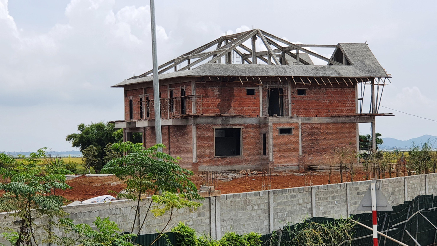 Sở KH&amp;ĐT tỉnh TT-Huế khẳng định, dự án Phúc Nguyên Phương chưa đủ điều kiện cấp phép xây dựng theo Luật Xây dựng. Tuy nhiên, các công trình kiến trúc quy mô lại lần lượt xuất hiện tại khu vực dự án