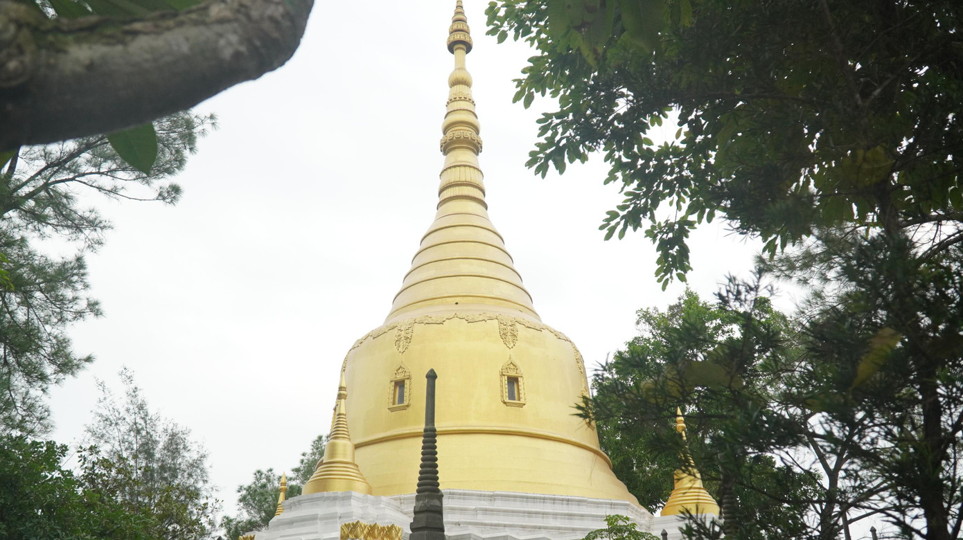 Chùa là một quần thể gồm nhiều công trình kiến trúc như tháp Phật, tháp mộ, nhà tăng chúng, tượng… Các kiến trúc đều được trang trí bằng phù điêu, hoa văn cực kỳ tinh xảo.