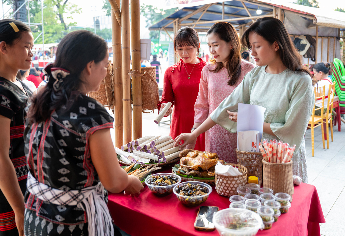 Diễn ra trong dịp nghỉ lễ và kéo dài đến hết ngày 2/5, chương trình “Huế - Kinh đô ẩm thực” do Sở Du lịch TP Huế tổ chức, thuộc khuôn khổ Festival Huế và hưởng ứng Năm Du lịch quốc gia - Huế 2025, với sự tham gia của hơn 70 gian hàng đến từ nhiều tỉnh, thành trong cả nước. Ảnh: L.H.H.Hải