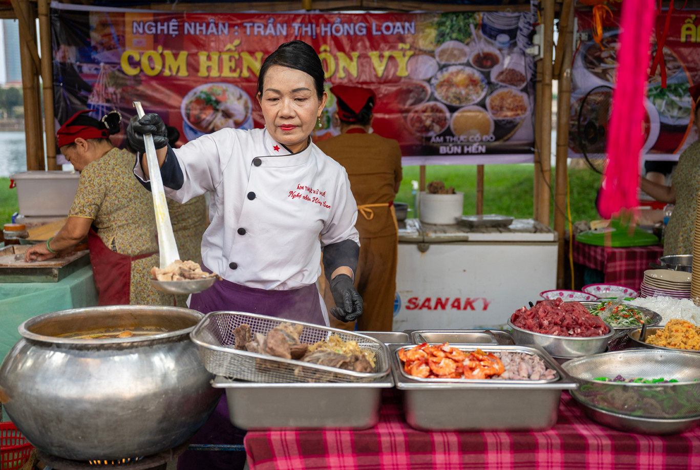Diễn ra trong dịp nghỉ lễ và kéo dài đến hết ngày 2/5, chương trình “Huế - Kinh đô ẩm thực” do Sở Du lịch TP Huế tổ chức, thuộc khuôn khổ Festival Huế và hưởng ứng Năm Du lịch quốc gia - Huế 2025, với sự tham gia của hơn 70 gian hàng đến từ nhiều tỉnh, thành trong cả nước. Ảnh: L.H.H.Hải