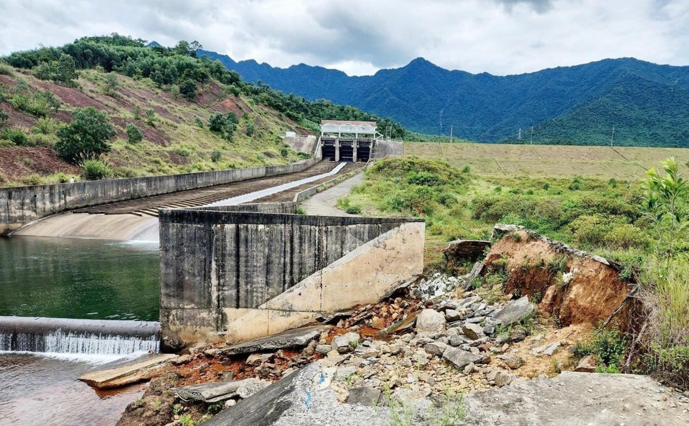 Sau mùa mưa lũ 2024, toàn TP Huế ghi nhận 5 công trình đập dâng bị thấm nhẹ, 4 đập biến dạng mái đập, 7 đập nứt nhẹ ở tràn xả, 17 đập xói lở thân tràn, tiêu năng; trong đó có 5 tràn đập bị hư hỏng nặng. Chỉ 2% hồ chứa được kiểm định an toàn, 7% cắm mốc bảo vệ đúng quy định.