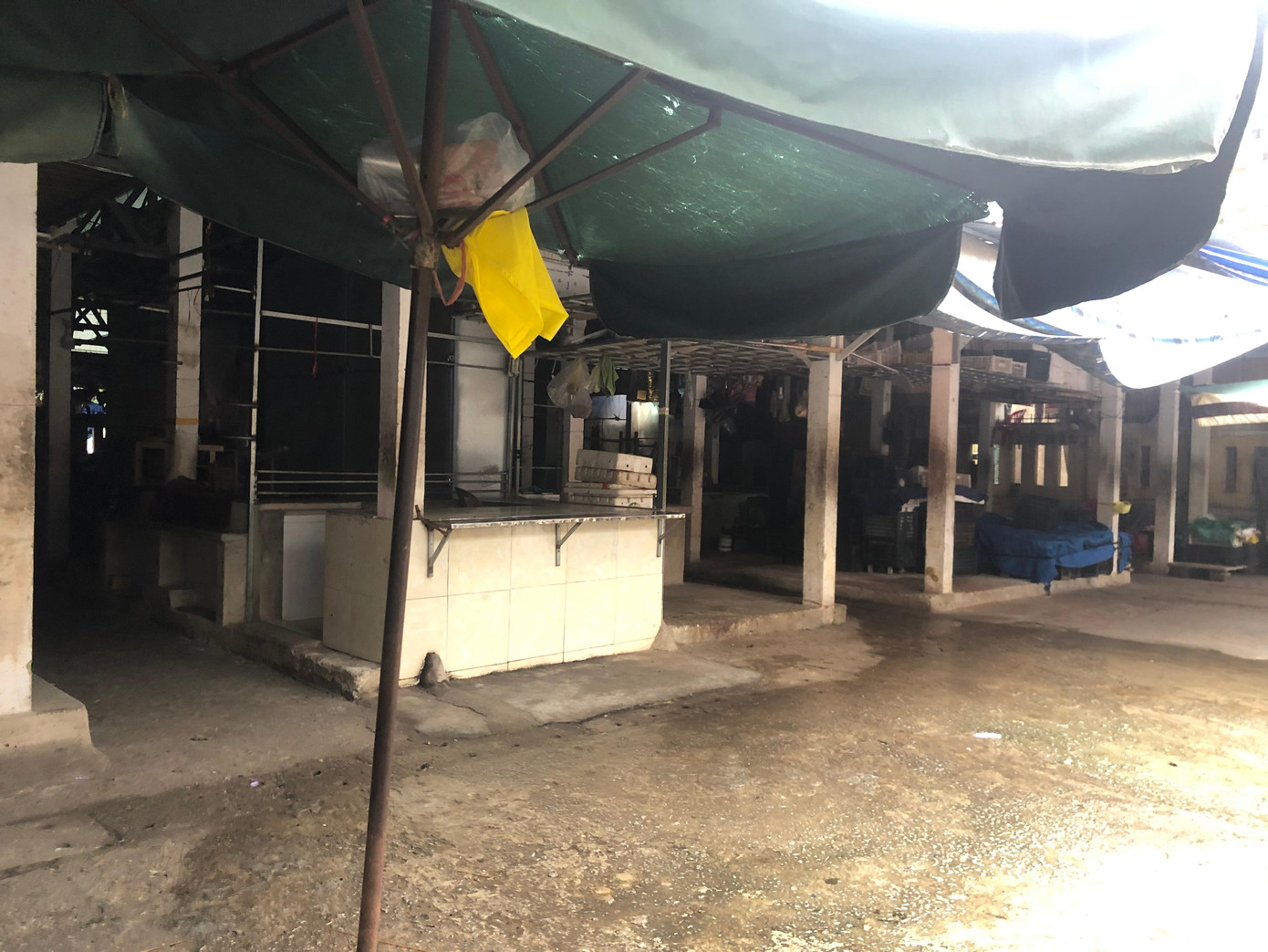 Hàng quán lạnh lẽo không một bóng người, sau khi chợ tạm dừng hoạt động Hàng quán lạnh lẽo không một bóng người, sau khi chợ tạm dừng hoạt động