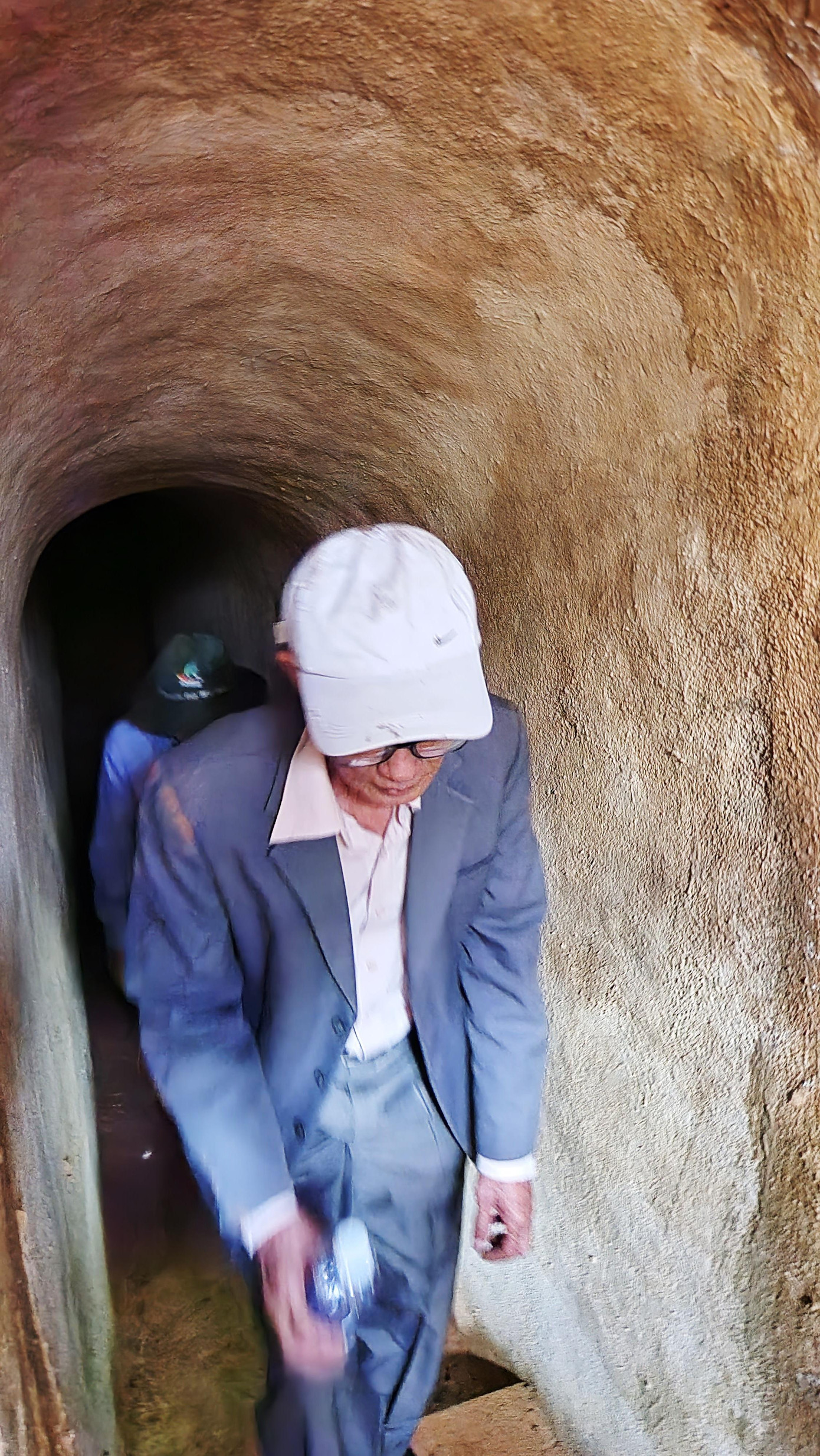 Người dân tham quan địa đạo sau khi hoàn thành trùng tu. Người dân tham quan địa đạo sau khi hoàn thành trùng tu.