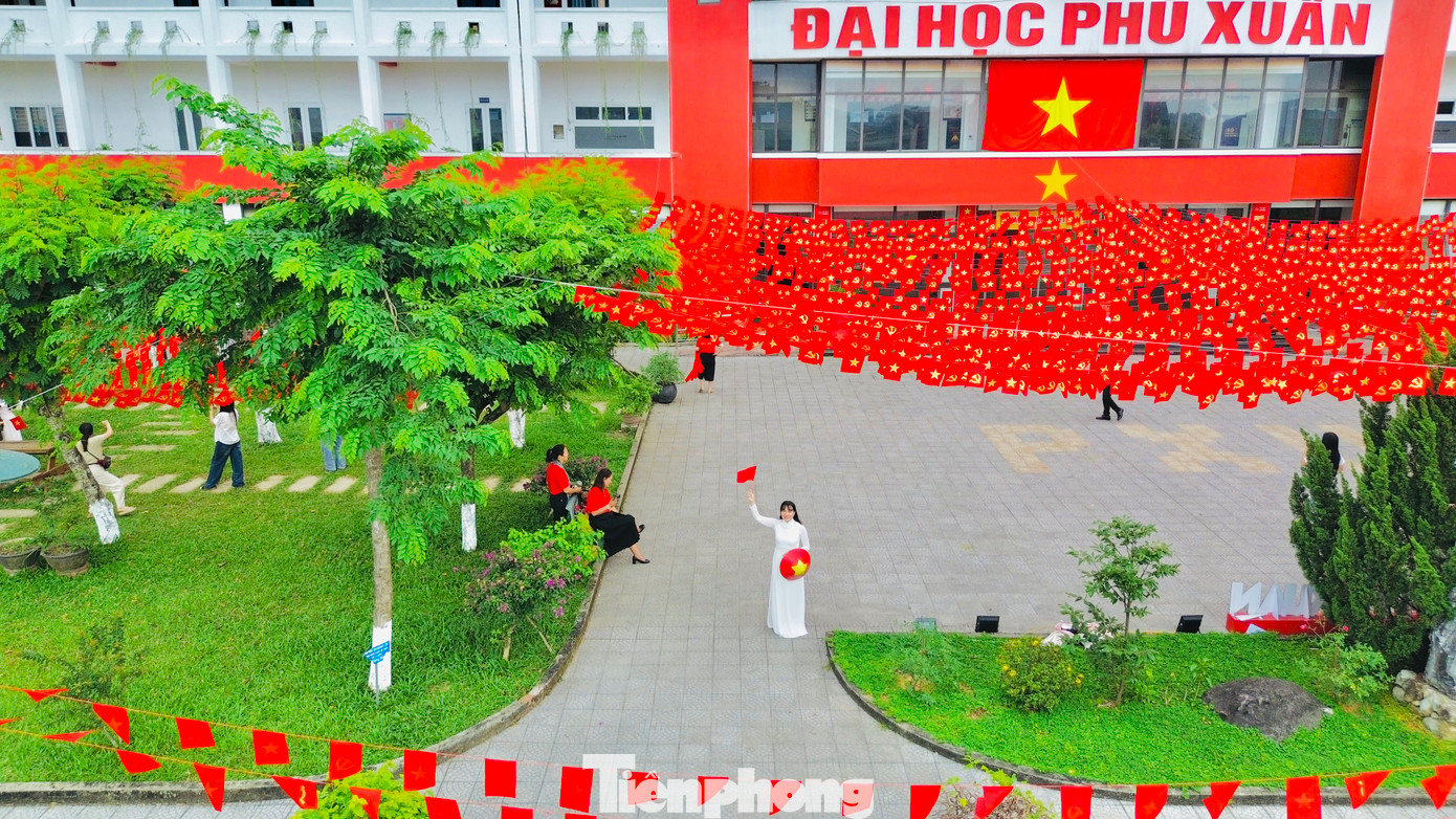 Mỗi tấm ảnh được lưu lại giữa rừng cờ rực rỡ như là cách để thế hệ trẻ hôm nay tri ân những hy sinh, mất mát của thế hệ cha ông vì khát vọng hòa bình, thống nhất đất nước. Mỗi tấm ảnh được lưu lại giữa rừng cờ rực rỡ như là cách để thế hệ trẻ hôm nay tri ân những hy sinh, mất mát của thế hệ cha ông vì khát vọng hòa bình, thống nhất đất nước.