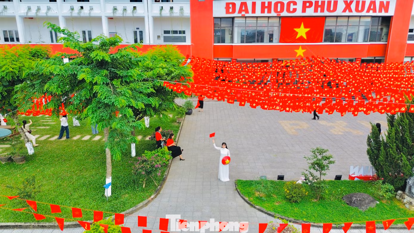 Mỗi tấm ảnh được lưu lại giữa rừng cờ rực rỡ như là cách để thế hệ trẻ hôm nay tri ân những hy sinh, mất mát của thế hệ cha ông vì khát vọng hòa bình, thống nhất đất nước.