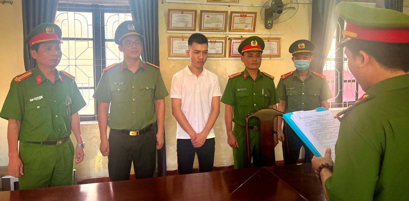 Khởi tố, bắt tạm giam đối tượng Phạm Trung Anh (áo trắng). (Ảnh: CACC)