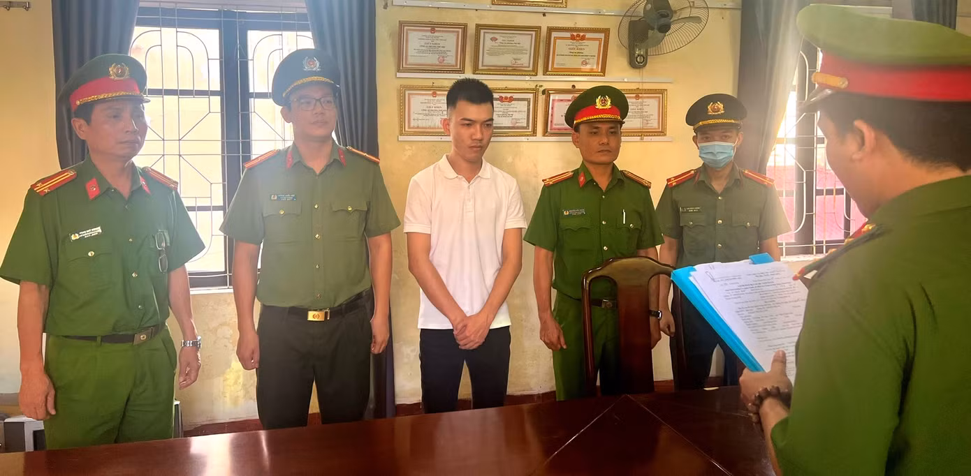 Khởi tố, bắt tạm giam đối tượng Phạm Trung Anh (áo trắng). (Ảnh: CACC)