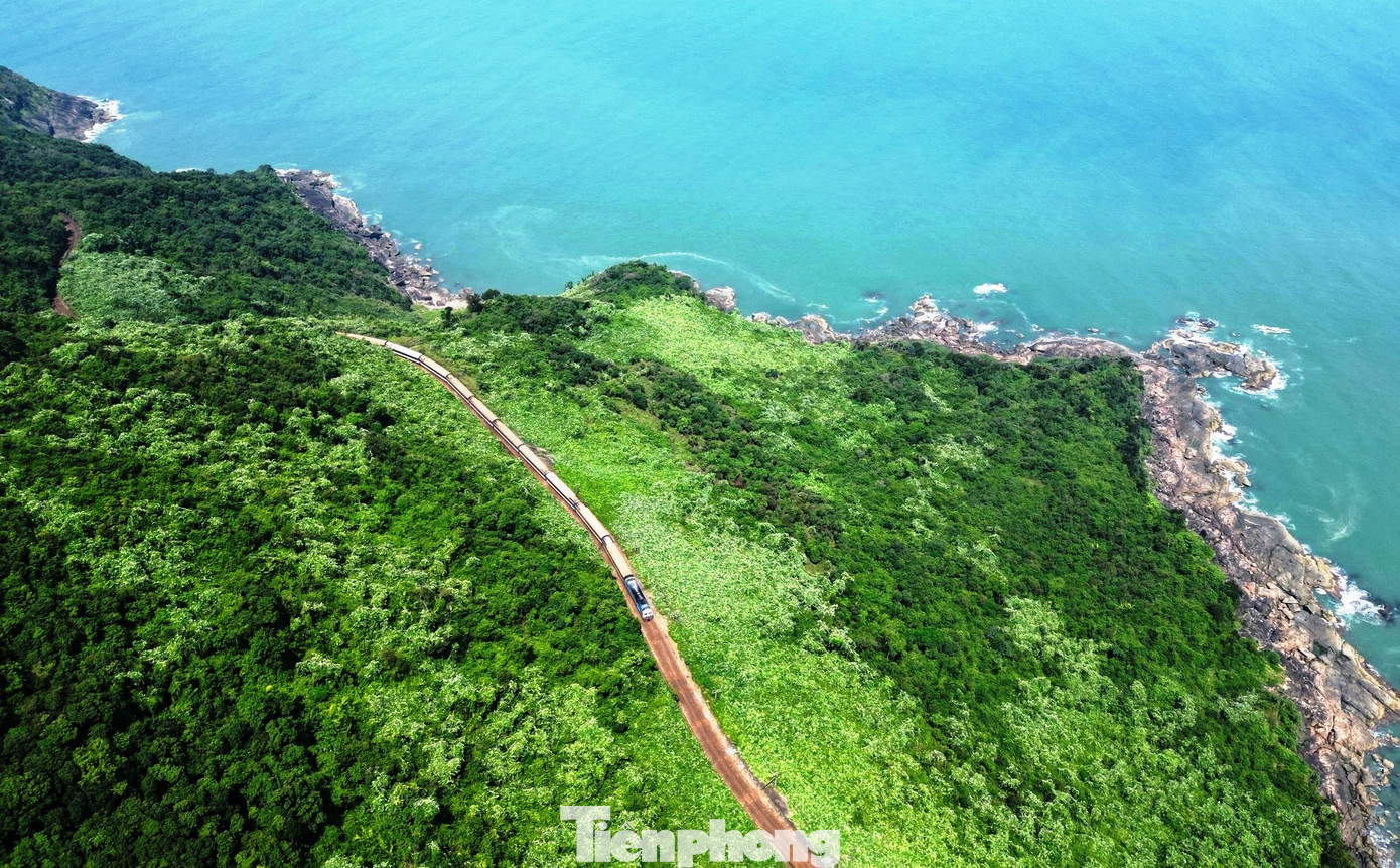 Đến năm 2025, Khu du lịch Lăng Cô - Cảnh Dương trở thành điểm đến quan trọng hàng đầu của tỉnh TT-Huế và khu vực miền Trung, có hệ thống hạ tầng kỹ thuật đồng bộ, hiện đại, môi trường đầu tư hấp dẫn thu hút được các dự án đầu tư phát triển du lịch, đáp ứng các tiêu chí và được công nhận là khu du lịch quốc gia; phấn đấu đến năm 2030, Khu du lịch Lăng Cô - Cảnh Dương trở thành điểm đến mang tầm cỡ quốc tế. Ảnh: N.V. Đến năm 2025, Khu du lịch Lăng Cô - Cảnh Dương trở thành điểm đến quan trọng hàng đầu của tỉnh TT-Huế và khu vực miền Trung, có hệ thống hạ tầng kỹ thuật đồng bộ, hiện đại, môi trường đầu tư hấp dẫn thu hút được các dự án đầu tư phát triển du lịch, đáp ứng các tiêu chí và được công nhận là khu du lịch quốc gia; phấn đấu đến năm 2030, Khu du lịch Lăng Cô - Cảnh Dương trở thành điểm đến mang tầm cỡ quốc tế. Ảnh: N.V.