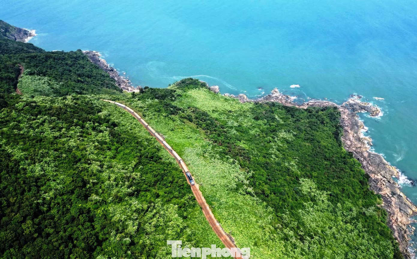Đến năm 2025, Khu du lịch Lăng Cô - Cảnh Dương trở thành điểm đến quan trọng hàng đầu của tỉnh TT-Huế và khu vực miền Trung, có hệ thống hạ tầng kỹ thuật đồng bộ, hiện đại, môi trường đầu tư hấp dẫn thu hút được các dự án đầu tư phát triển du lịch, đáp ứng các tiêu chí và được công nhận là khu du lịch quốc gia; phấn đấu đến năm 2030, Khu du lịch Lăng Cô - Cảnh Dương trở thành điểm đến mang tầm cỡ quốc tế. Ảnh: N.V.