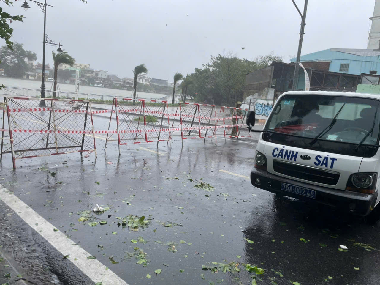 Cảnh báo, ngăn chặn người lưu thông qua vùng ngập lụt nguy hiểm.