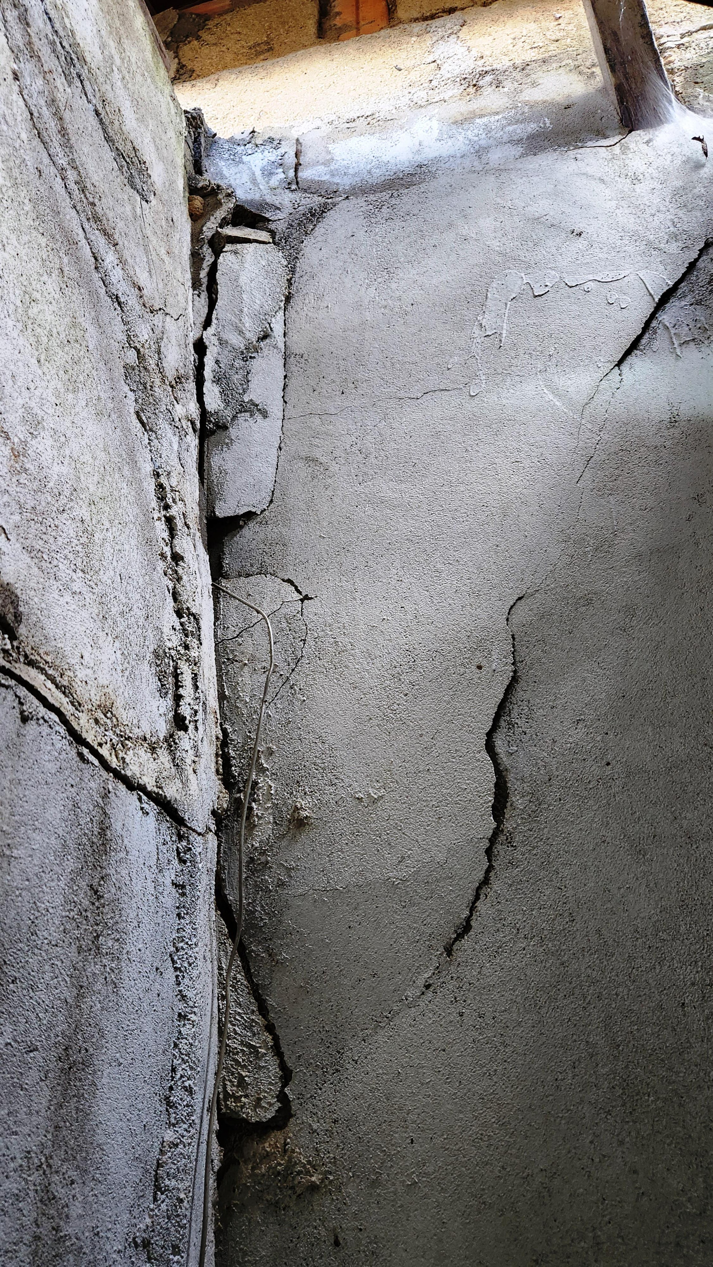 Sinh sống cạnh nhà bà Danh, gia đình anh Nguyễn Đình Anh cũng ngày đêm nơm nớp nỗi lo sạt lở bờ sông Bồ. Mép sông chỉ còn cách móng nhà anh vài mét. Tình trạng sạt trượt, xô sụt đất ra phía sông Bồ đã khiến nhiều kết cấu bê tông của ngôi nhà cấp 4 và một phần sân phơi bằng xi măng của gia đình anh Anh bị nứt toác, nghiêng về phía sông. Ảnh: N.V Sinh sống cạnh nhà bà Danh, gia đình anh Nguyễn Đình Anh cũng ngày đêm nơm nớp nỗi lo sạt lở bờ sông Bồ. Mép sông chỉ còn cách móng nhà anh vài mét. Tình trạng sạt trượt, xô sụt đất ra phía sông Bồ đã khiến nhiều kết cấu bê tông của ngôi nhà cấp 4 và một phần sân phơi bằng xi măng của gia đình anh Anh bị nứt toác, nghiêng về phía sông. Ảnh: N.V